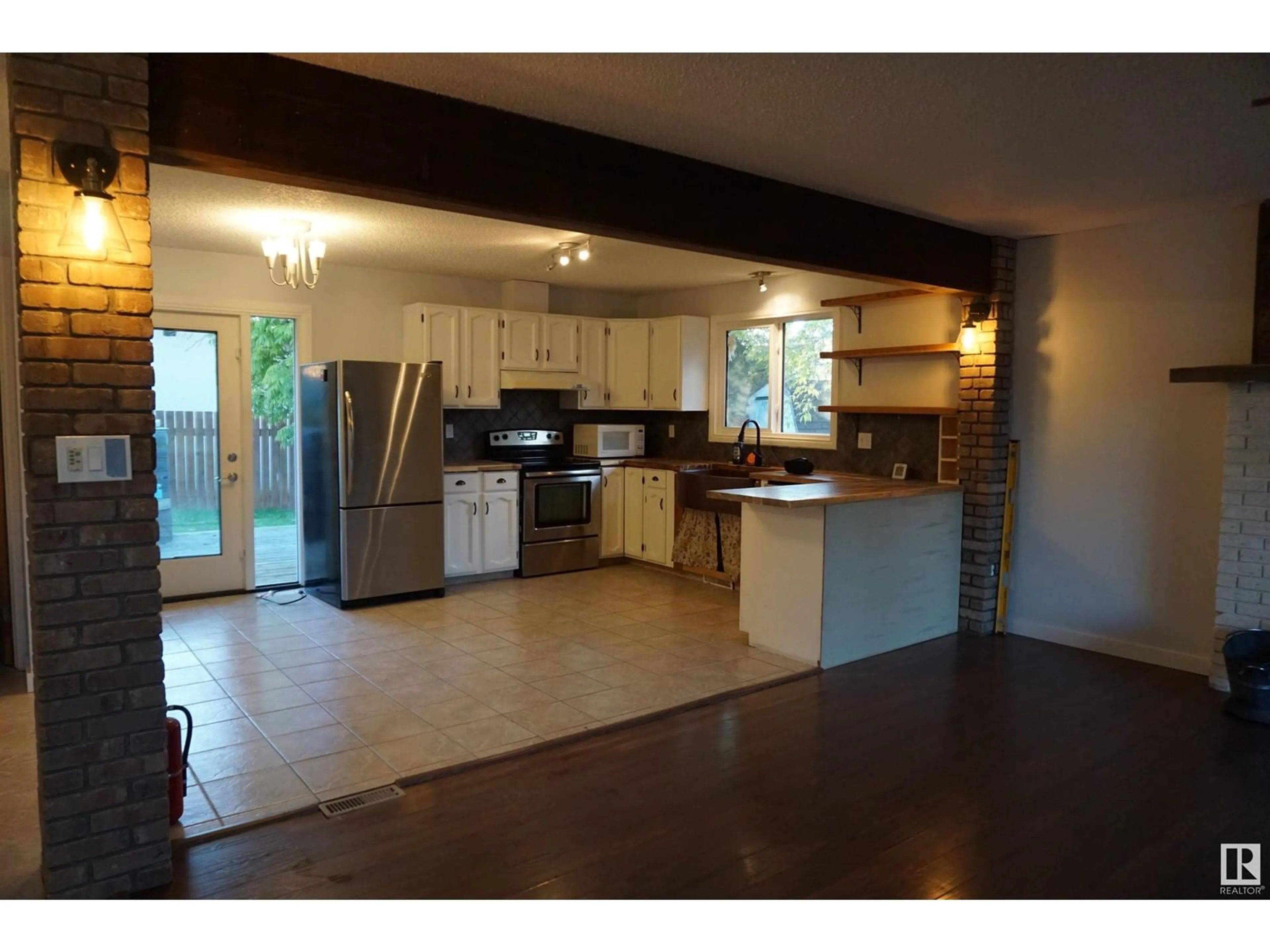 Kitchen for 8 MCNABB PL, Stony Plain Alberta T7Z1G7