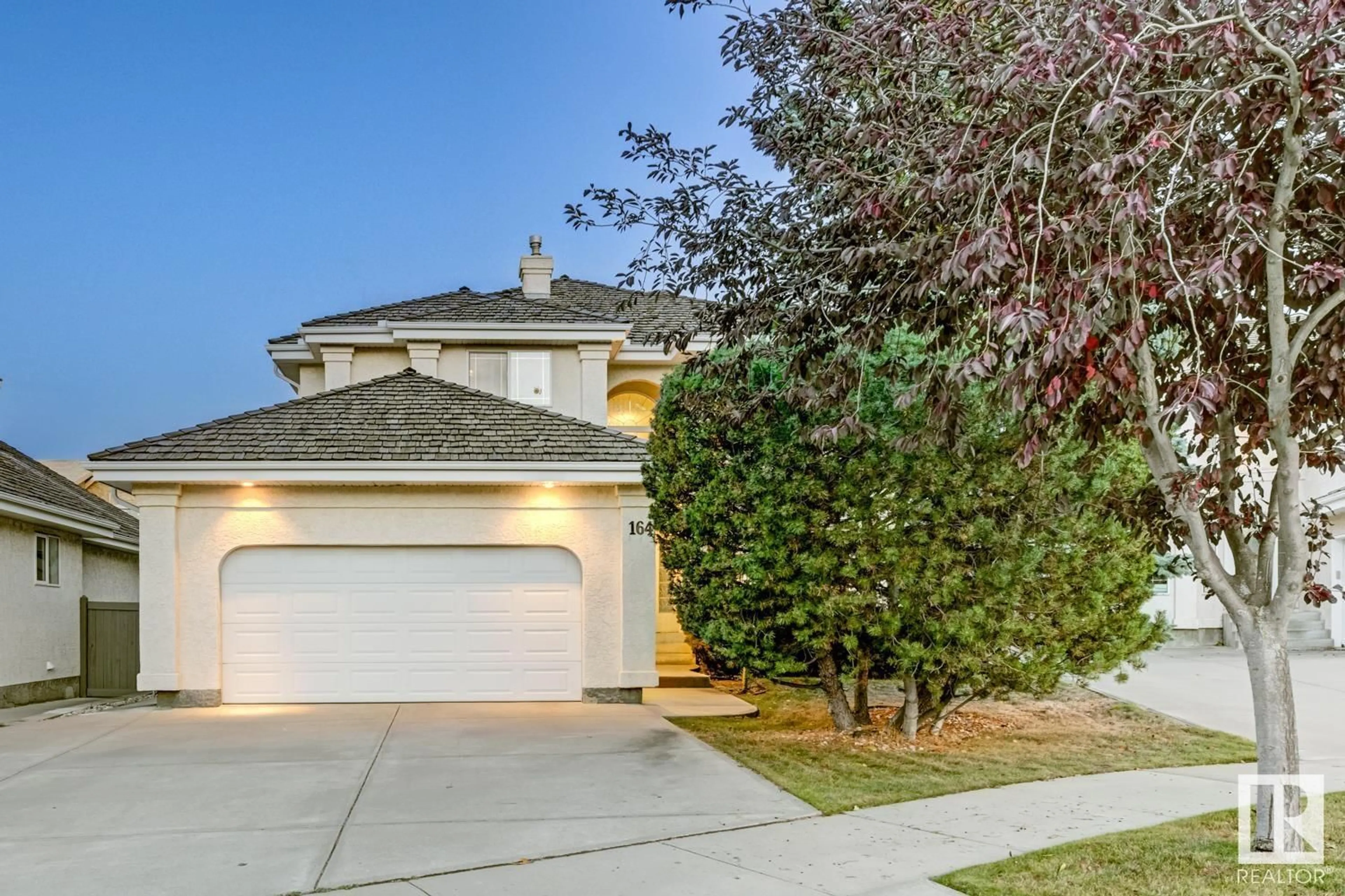 Frontside or backside of a home, the street view for 164 DARLINGTON CR NW, Edmonton Alberta T6M2T2