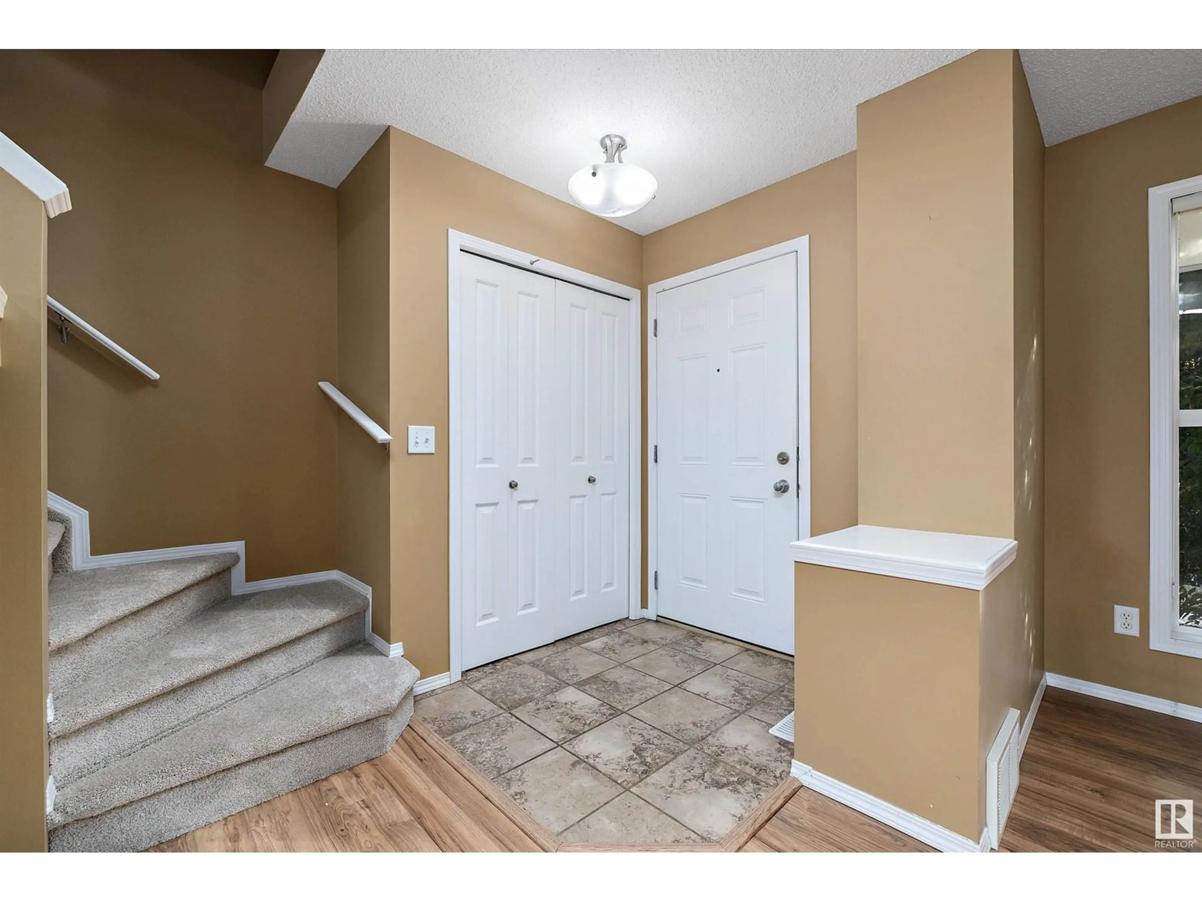 Indoor entryway for 7306 19A AV SW, Edmonton Alberta T6X0K3