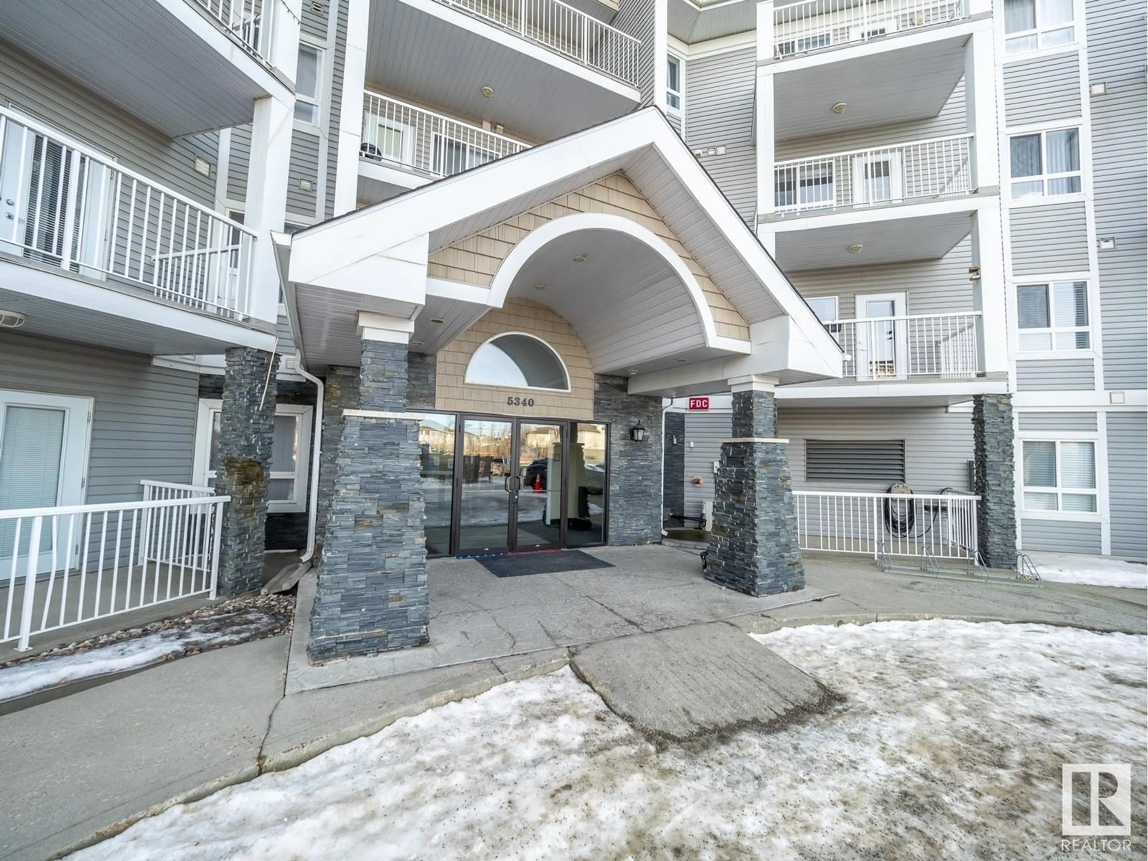 Indoor foyer for #424 5340 199 ST NW, Edmonton Alberta T6M0A5