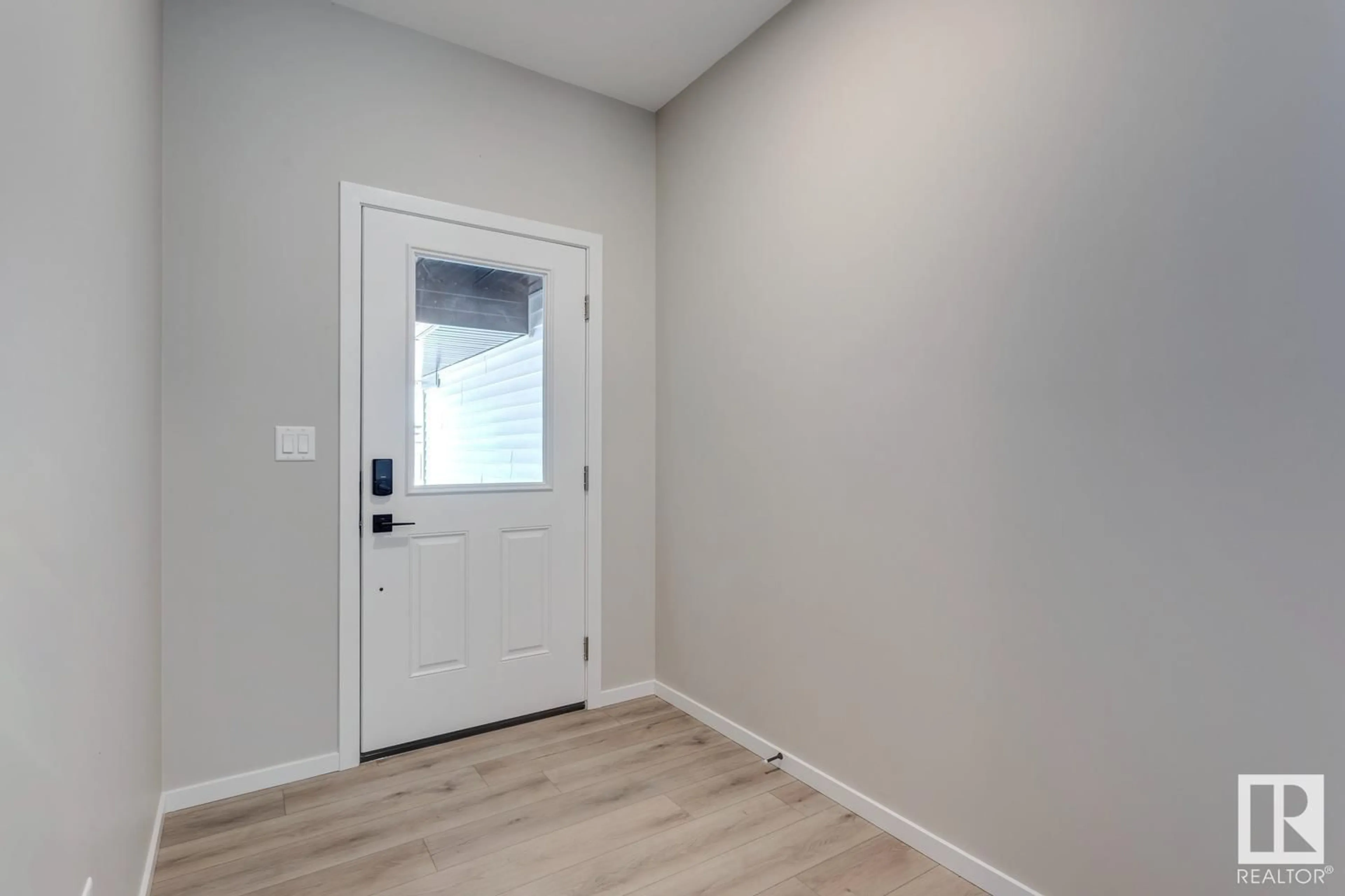 Indoor entryway, wood floors for 338 GENESIS VI, Stony Plain Alberta T7Z0J6