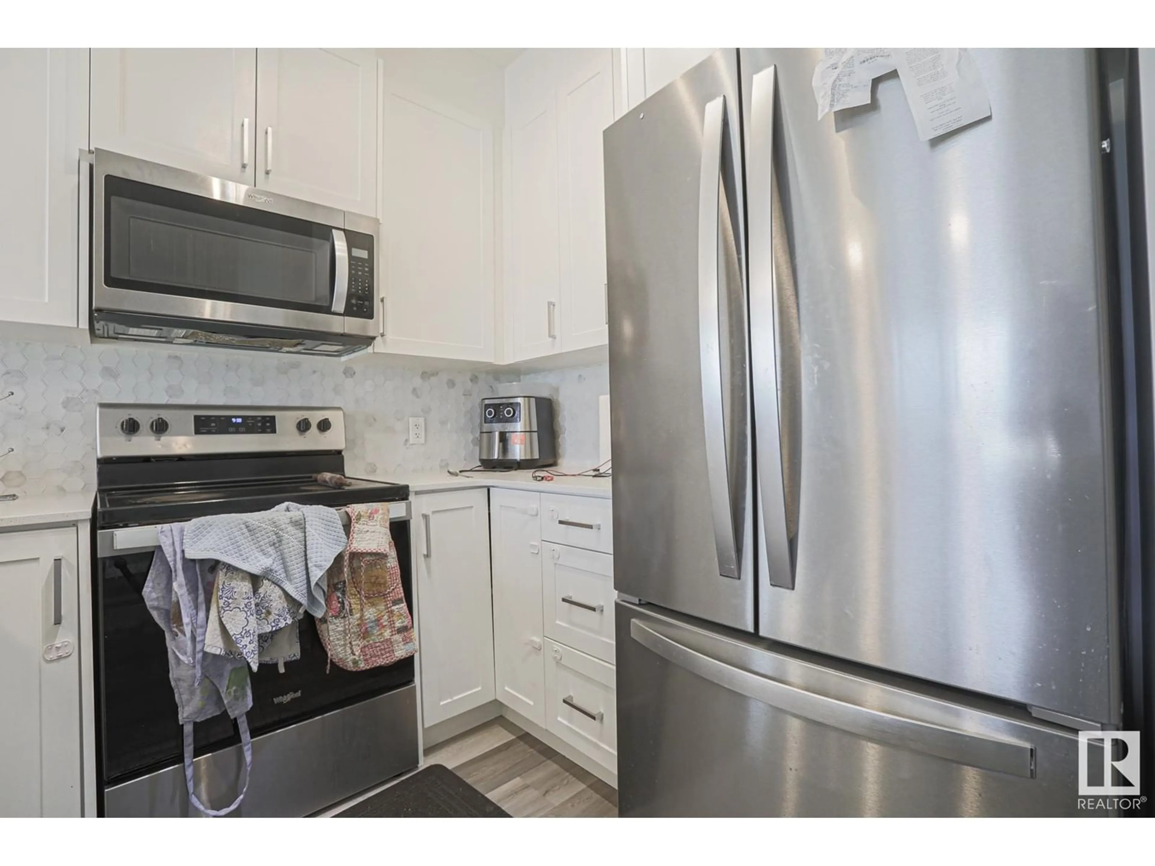 Standard kitchen for #426 812 WELSH DR SW, Edmonton Alberta T6X1Y7