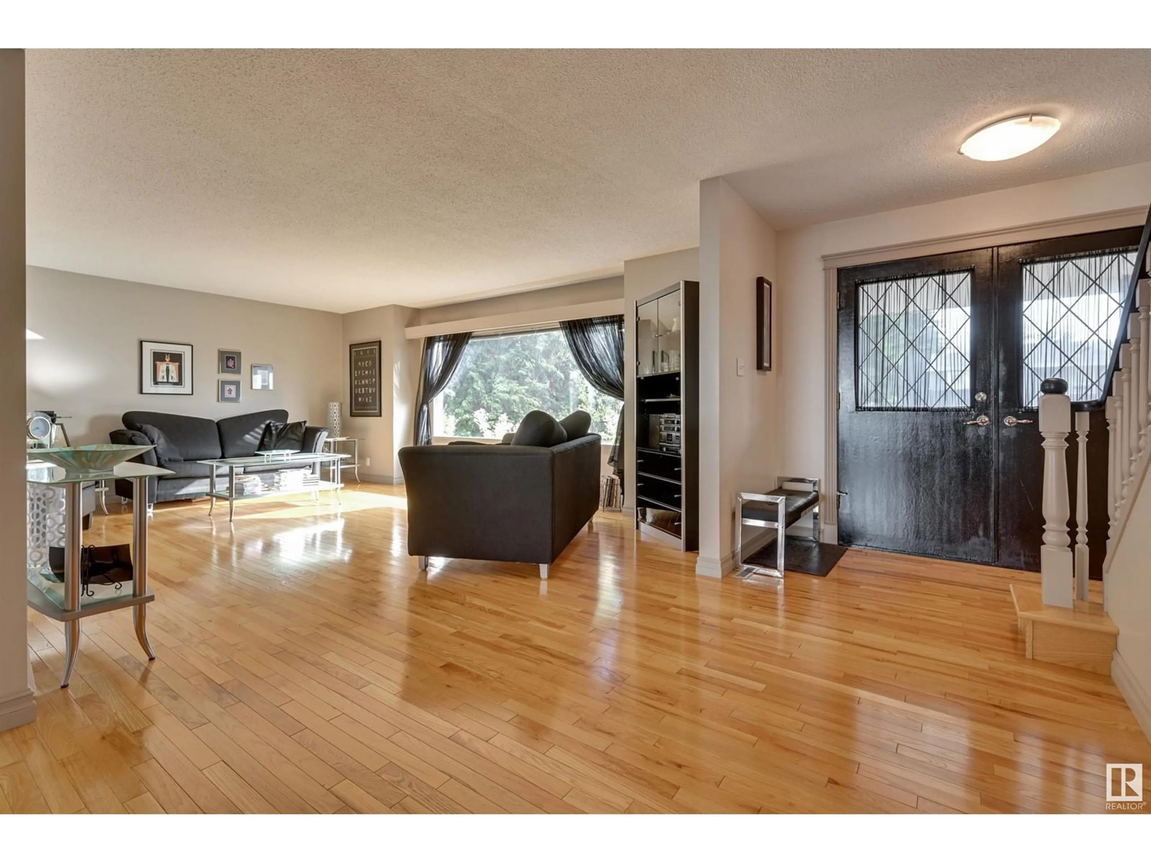 Living room, wood floors for 98 VALLEYVIEW CR NW, Edmonton Alberta T5R5T3