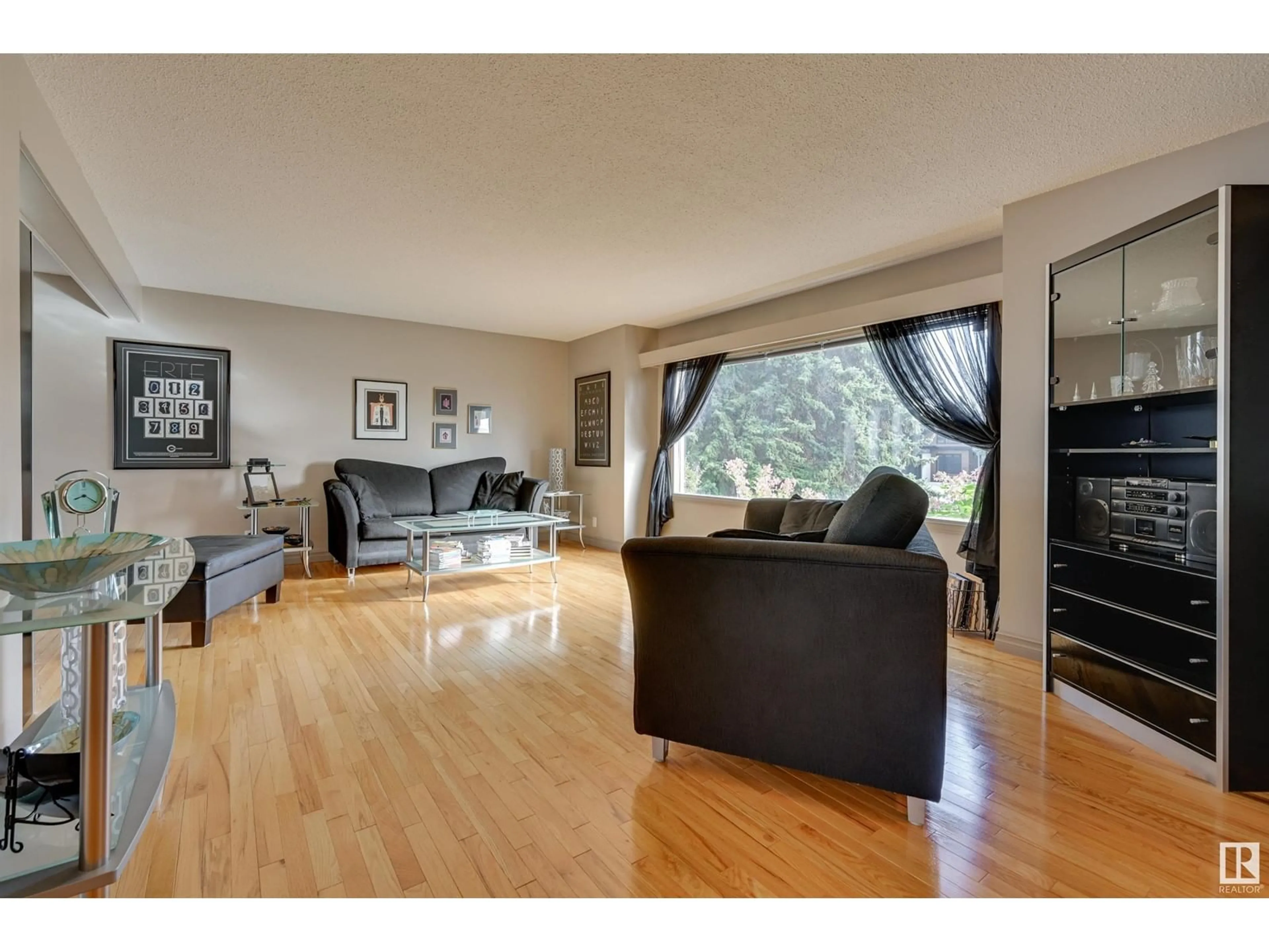 Living room, wood floors for 98 VALLEYVIEW CR NW, Edmonton Alberta T5R5T3