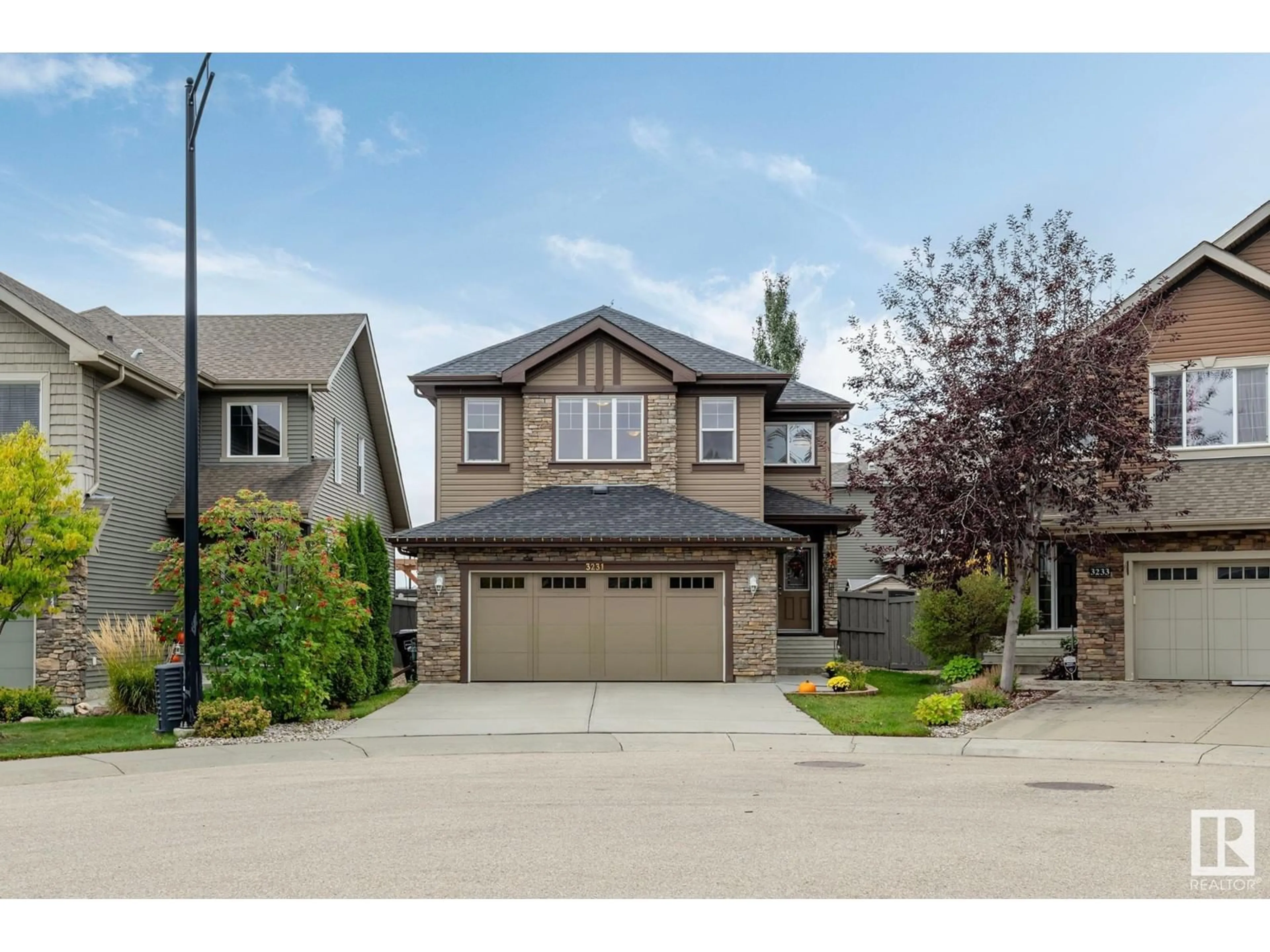 Frontside or backside of a home, the street view for 3231 WHITELAW DR NW, Edmonton Alberta T6W0P7