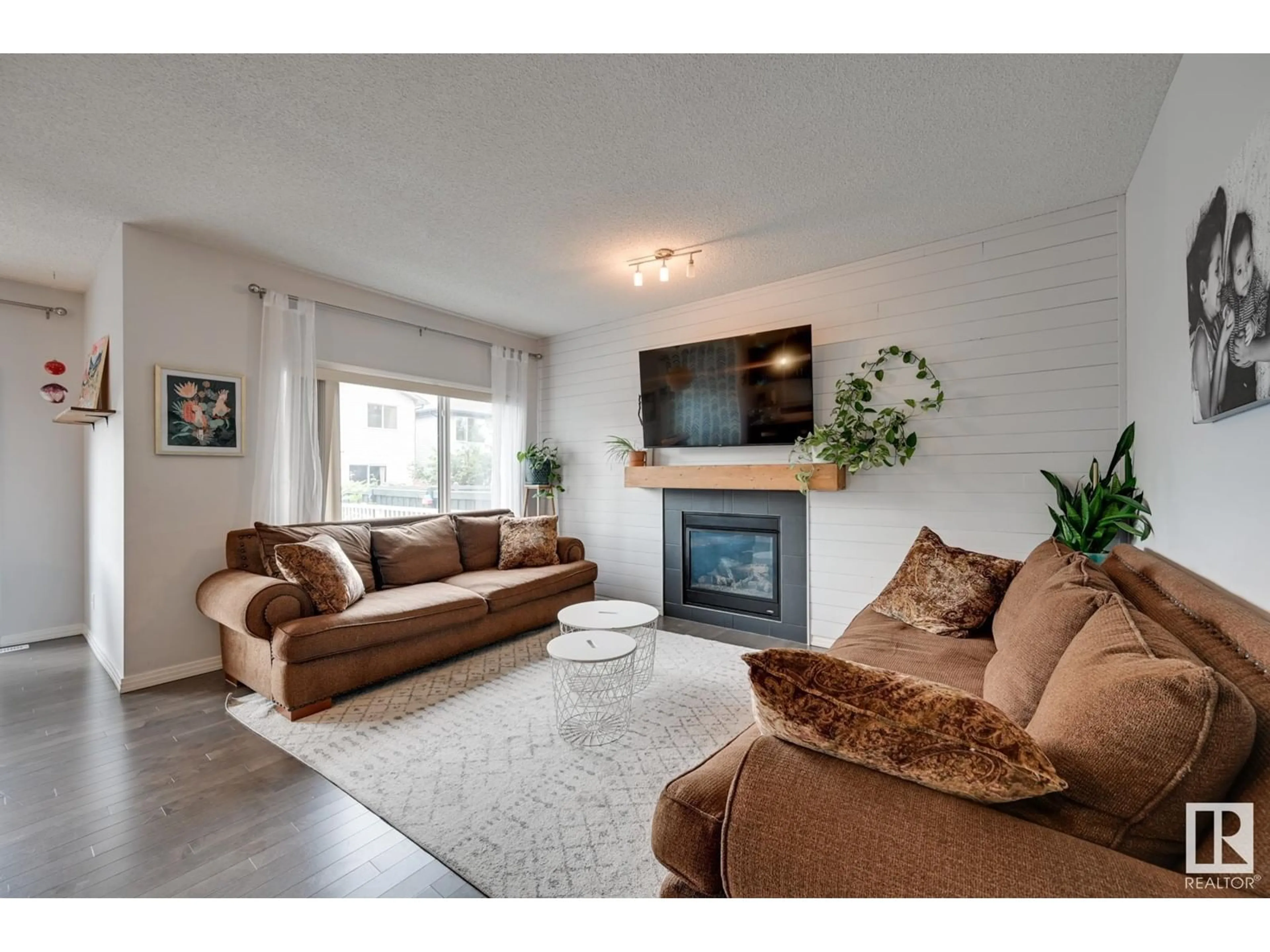 Living room, wood floors for 7819 173 AV NW, Edmonton Alberta T5Z0H6