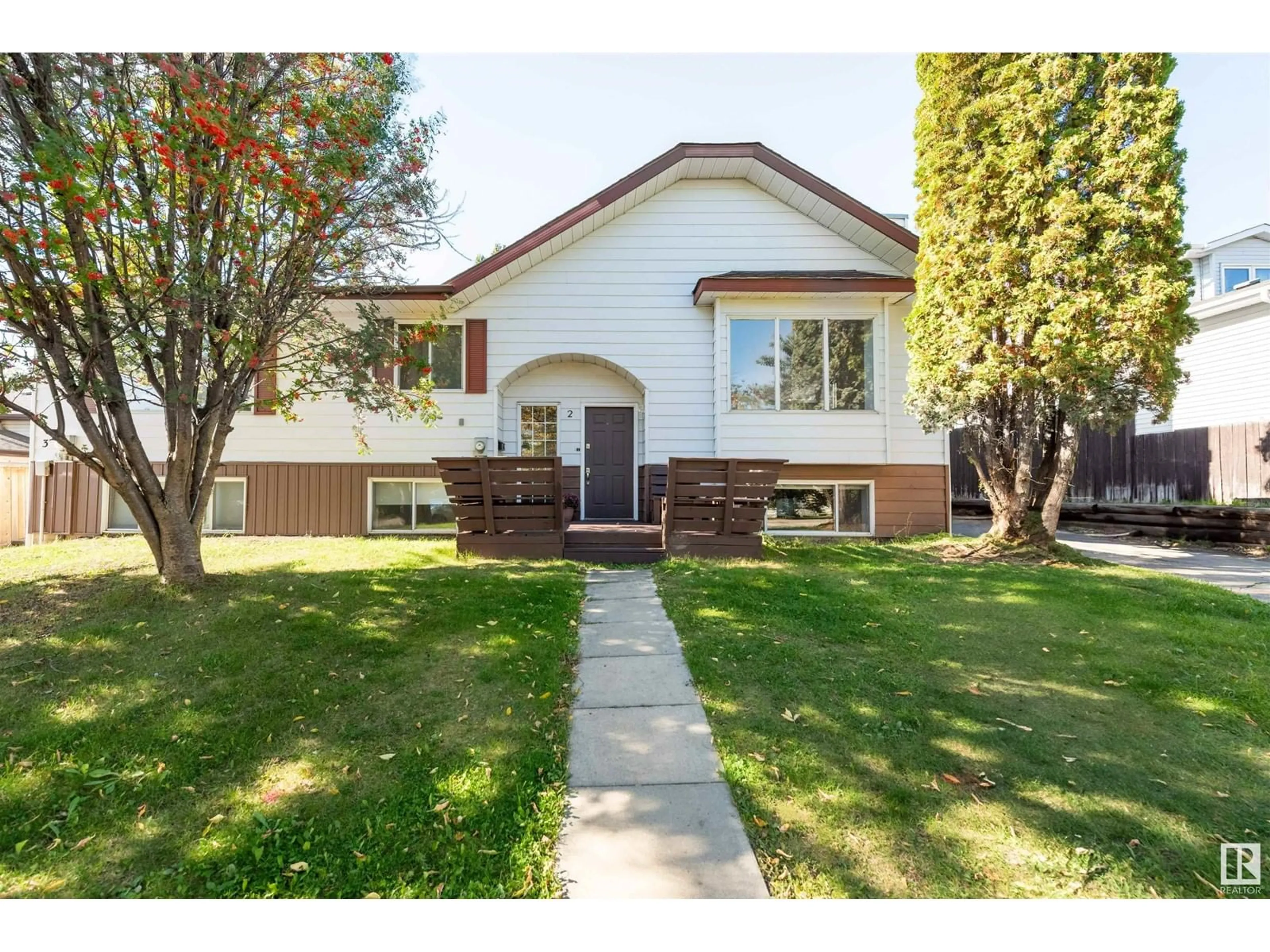 Frontside or backside of a home, the street view for 2 Louisbourg PL, St. Albert Alberta T8N4L3