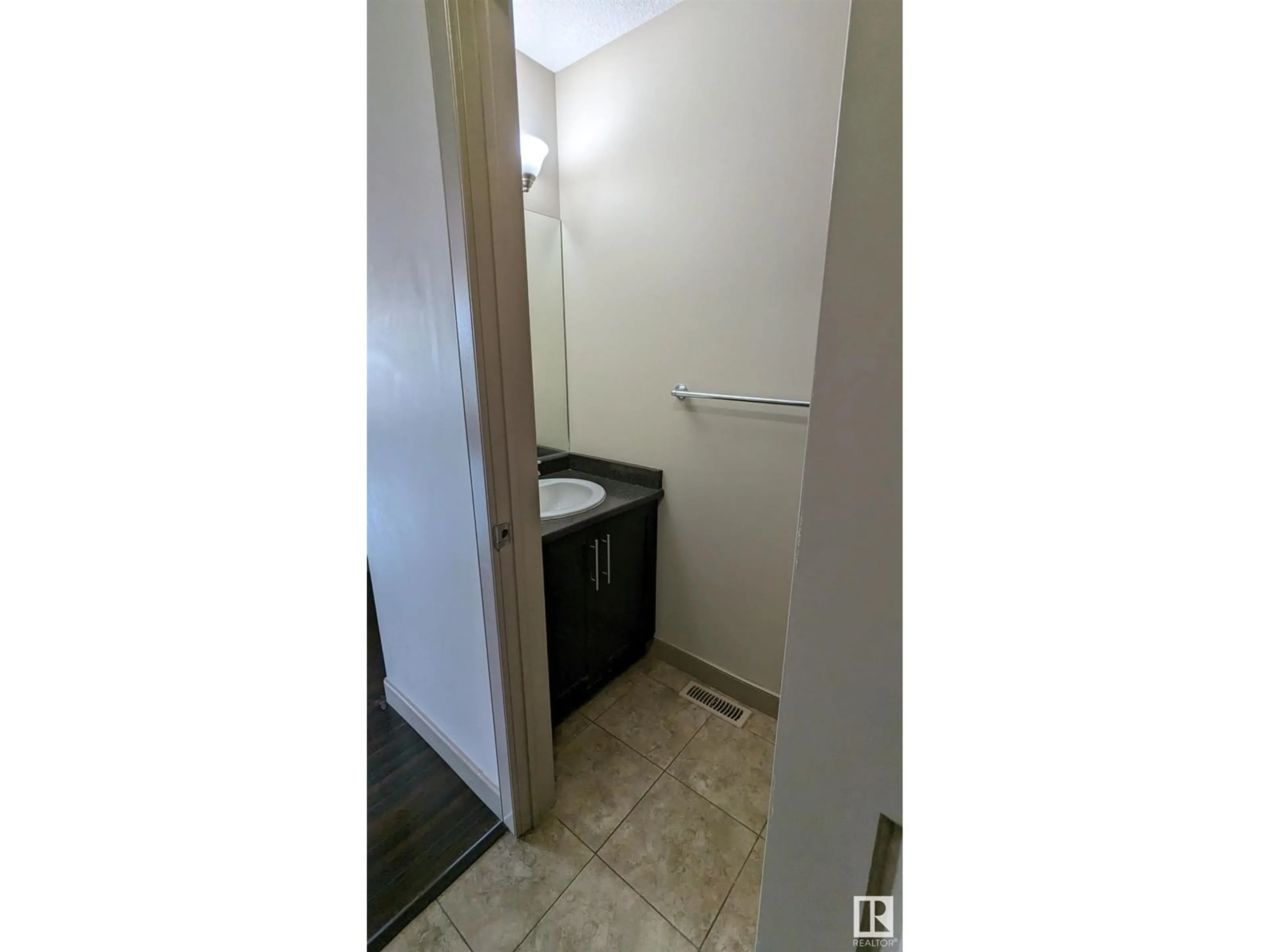 Bathroom, not visible floor for #25 1820 34 AV NW, Edmonton Alberta T6T1Y9