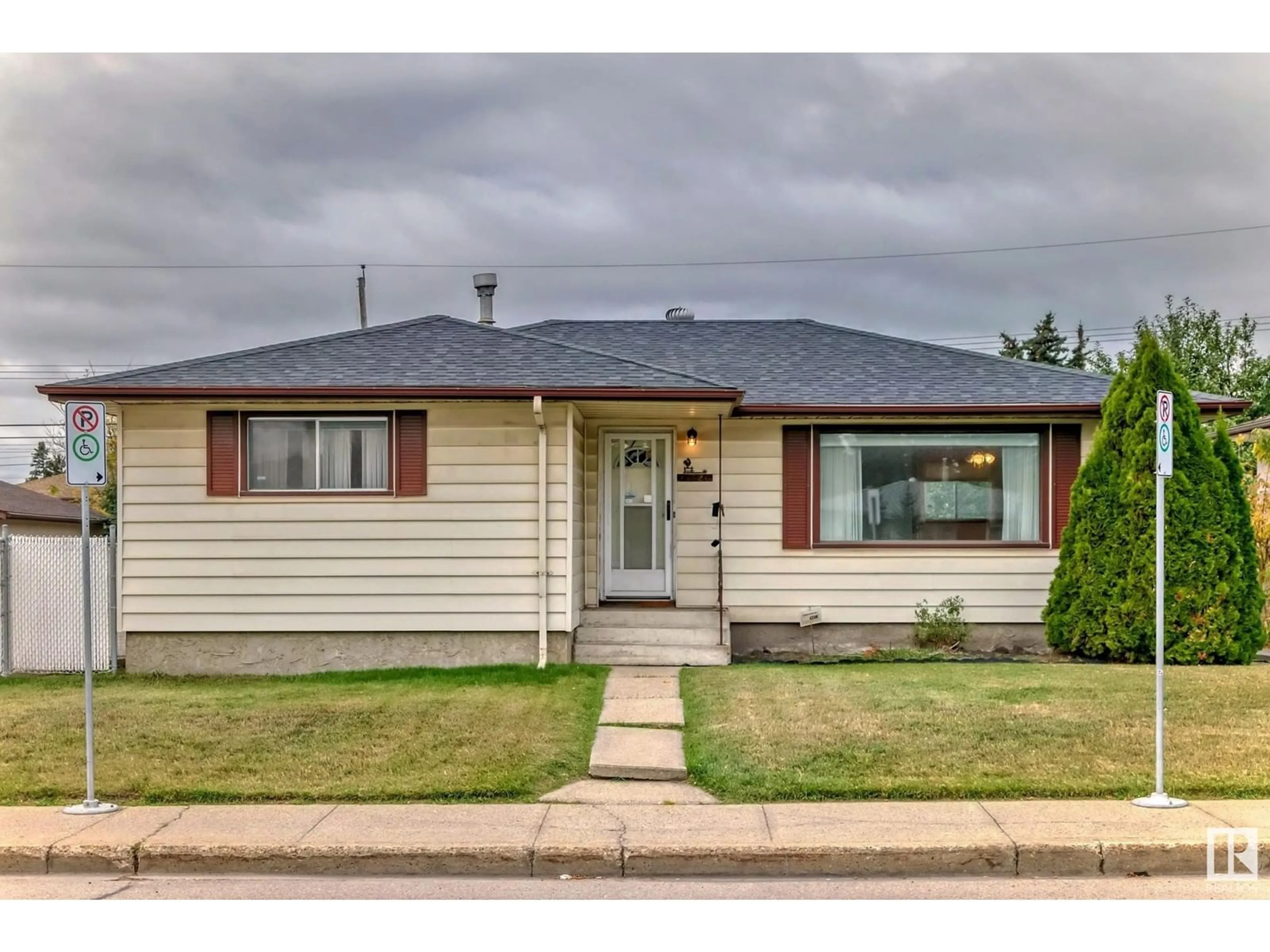 Frontside or backside of a home for 13520 66 St NW, Edmonton Alberta T5C0B6