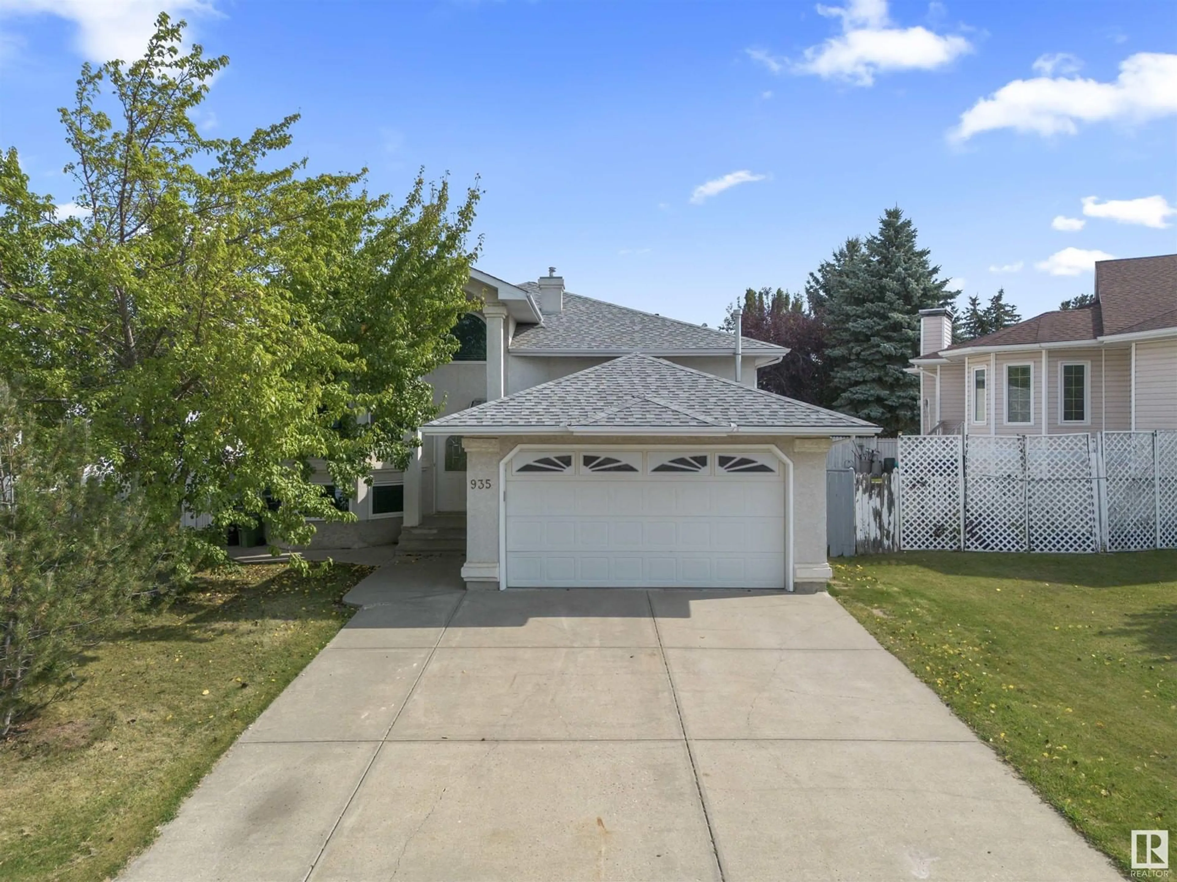 Frontside or backside of a home, the street view for 935 JORDAN CR NW, Edmonton Alberta T6L6X4