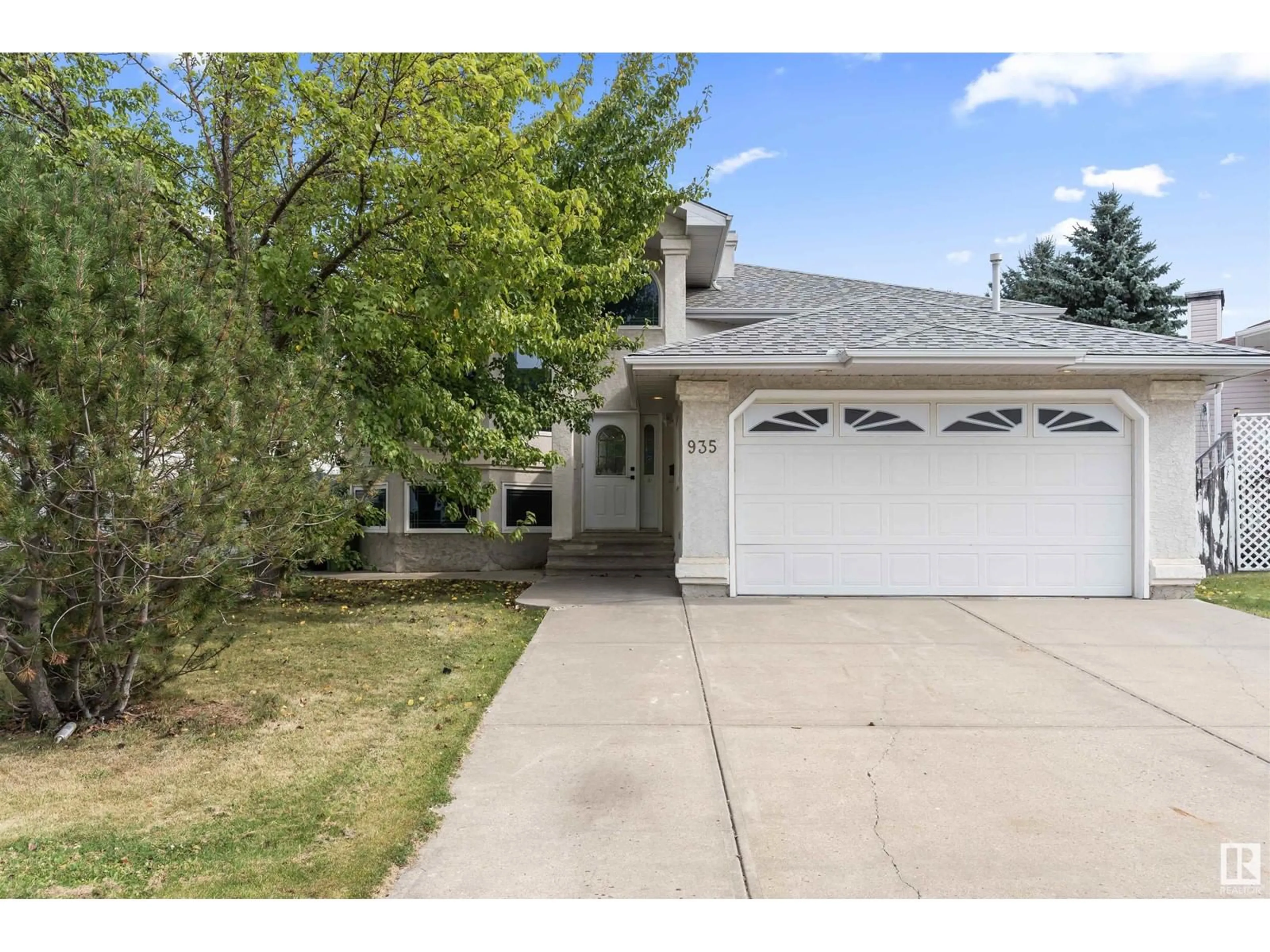 Frontside or backside of a home, the street view for 935 JORDAN CR NW, Edmonton Alberta T6L6X4