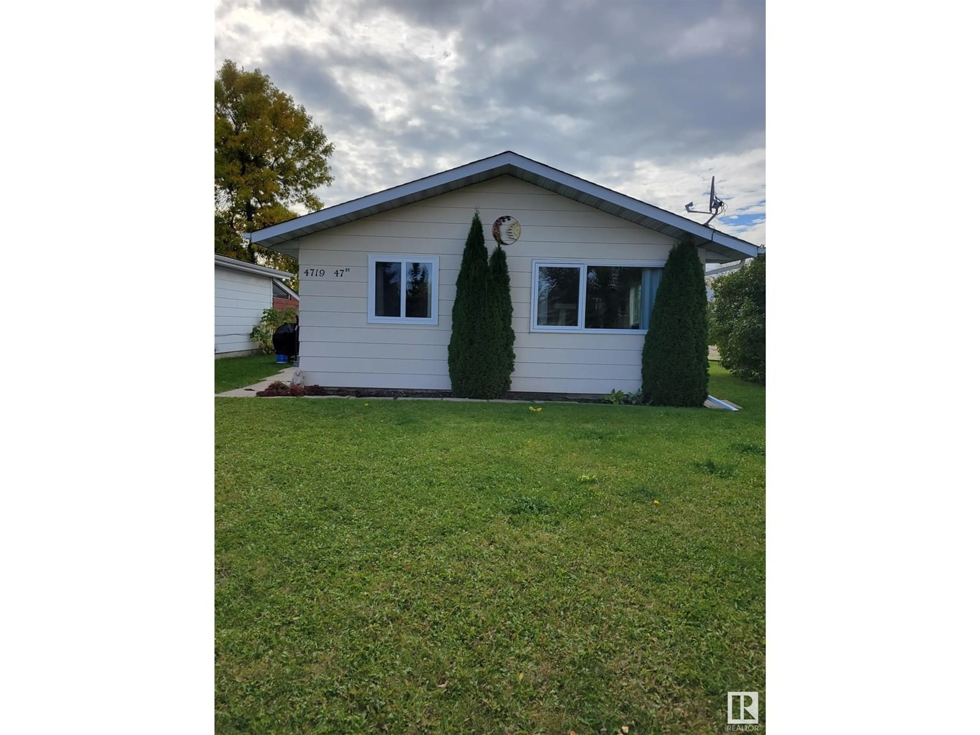 Frontside or backside of a home, cottage for 4719 47 ST, Onoway Alberta T0E1N0