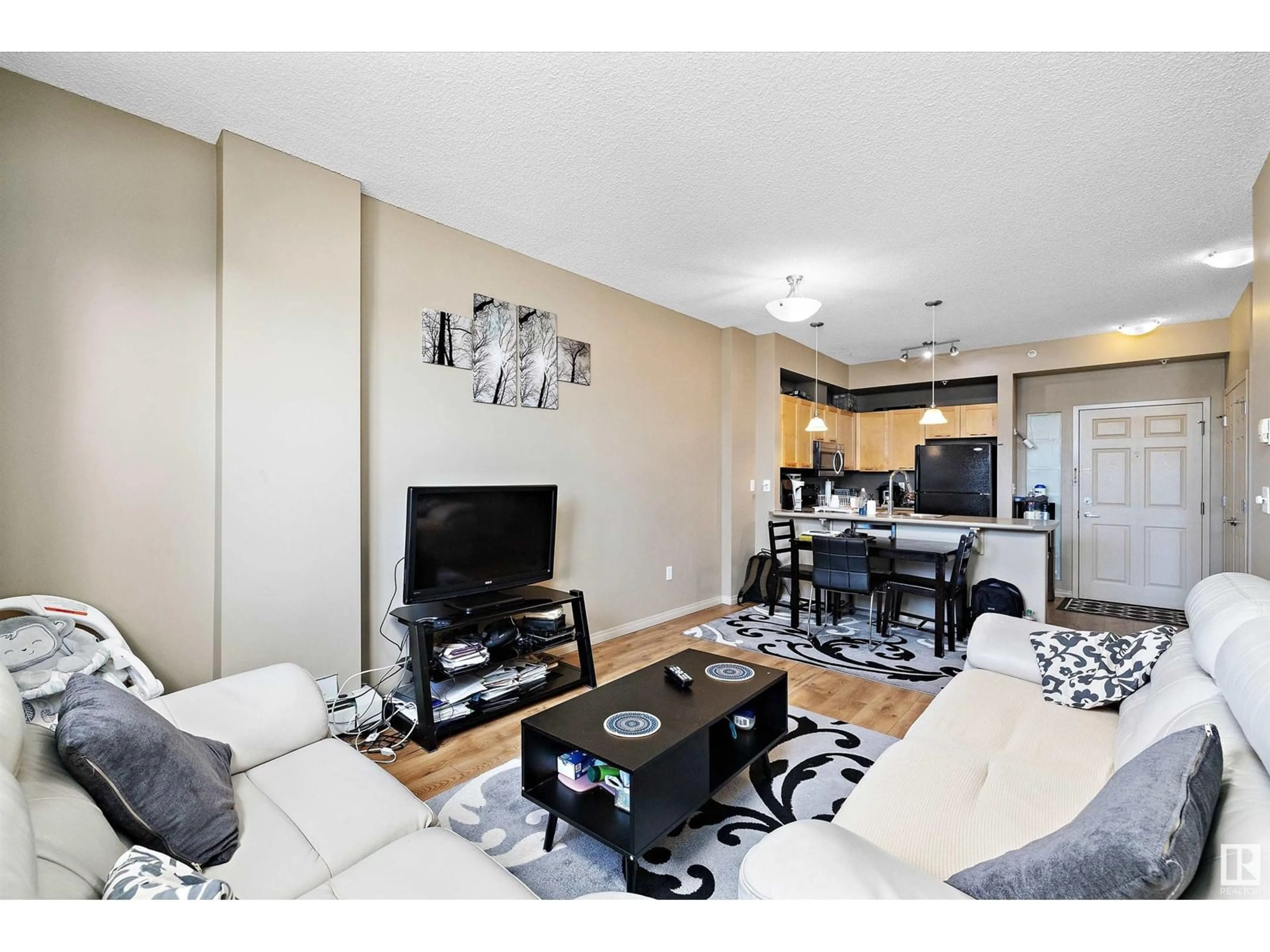 Living room for 4245 139 AV NW, Edmonton Alberta T5Y3E8