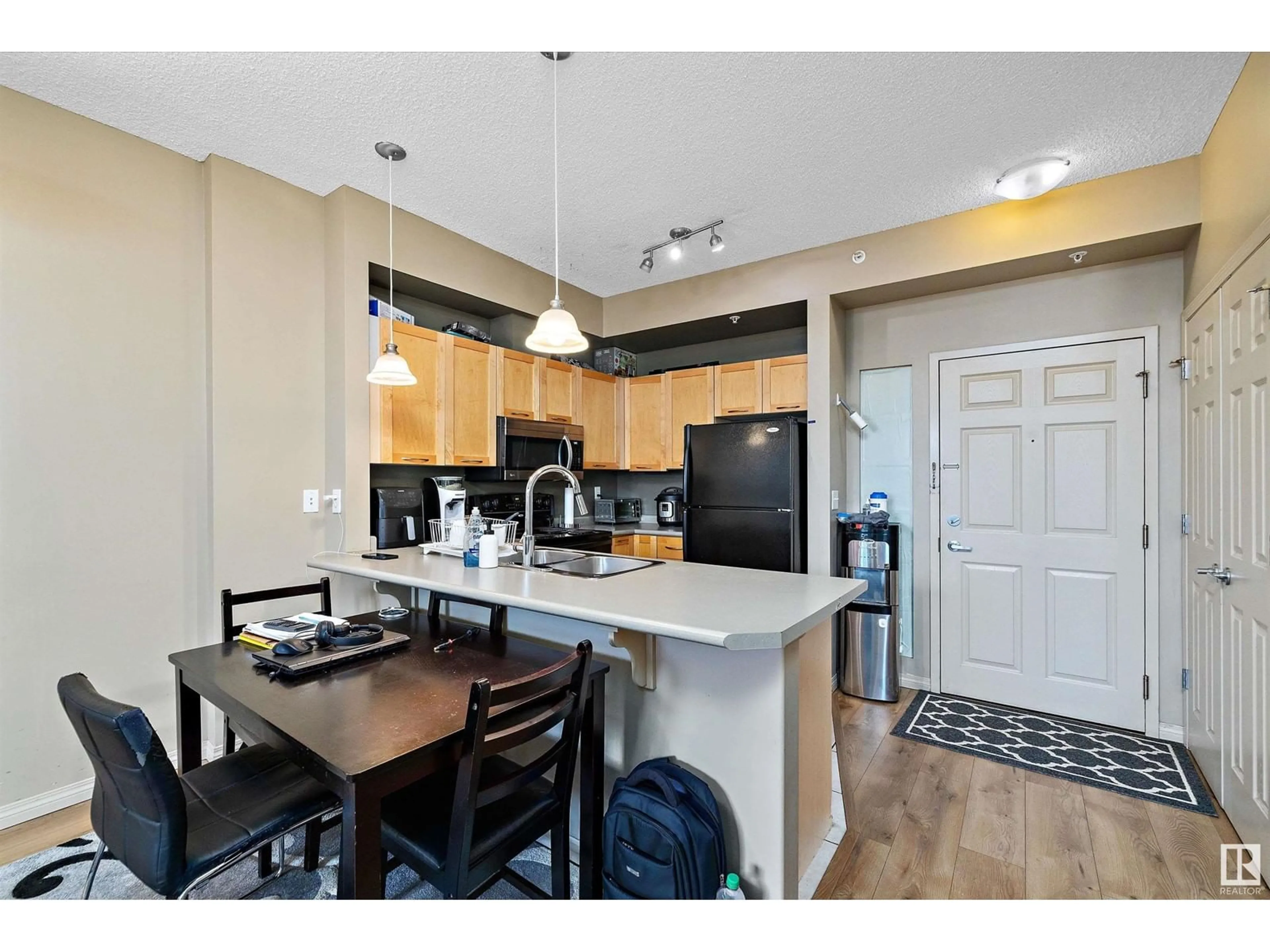 Standard kitchen for 4245 139 AV NW, Edmonton Alberta T5Y3E8