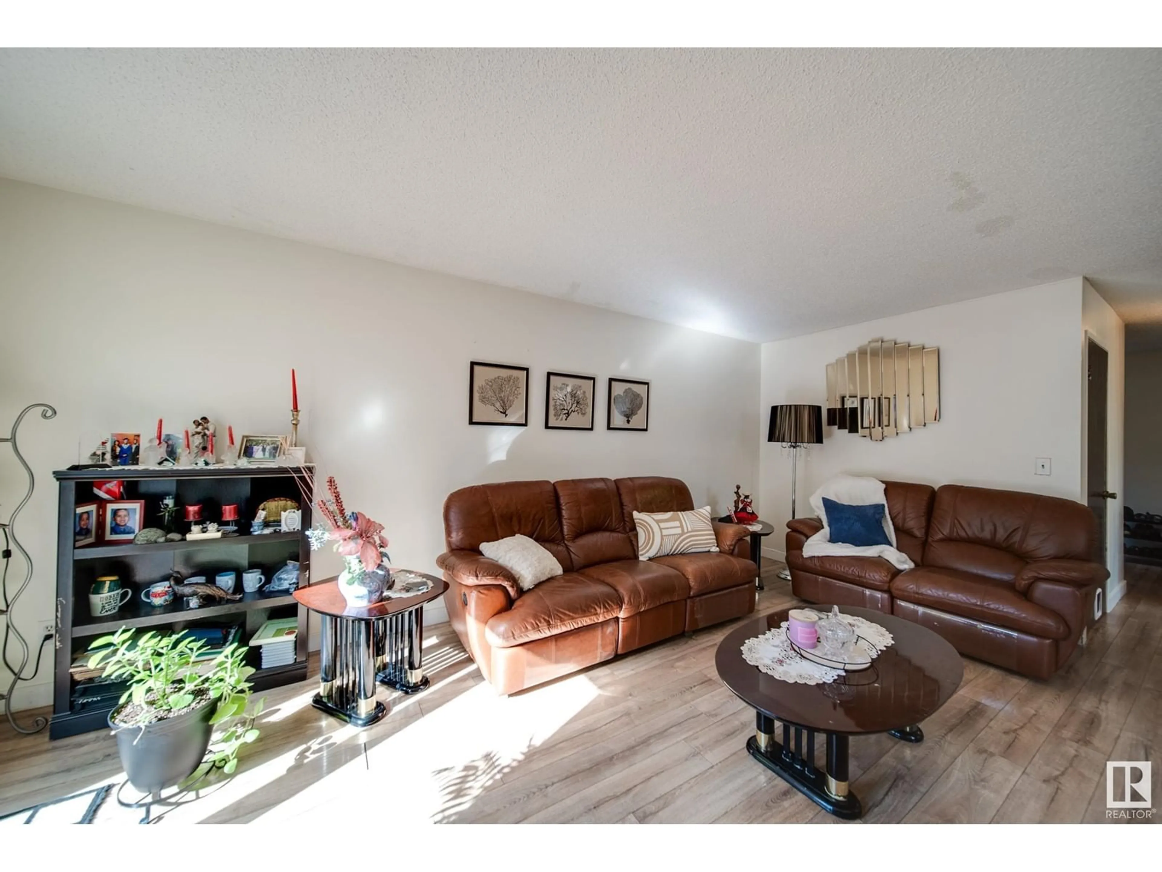 Living room for 14269 23 ST NW, Edmonton Alberta T5Y1N1