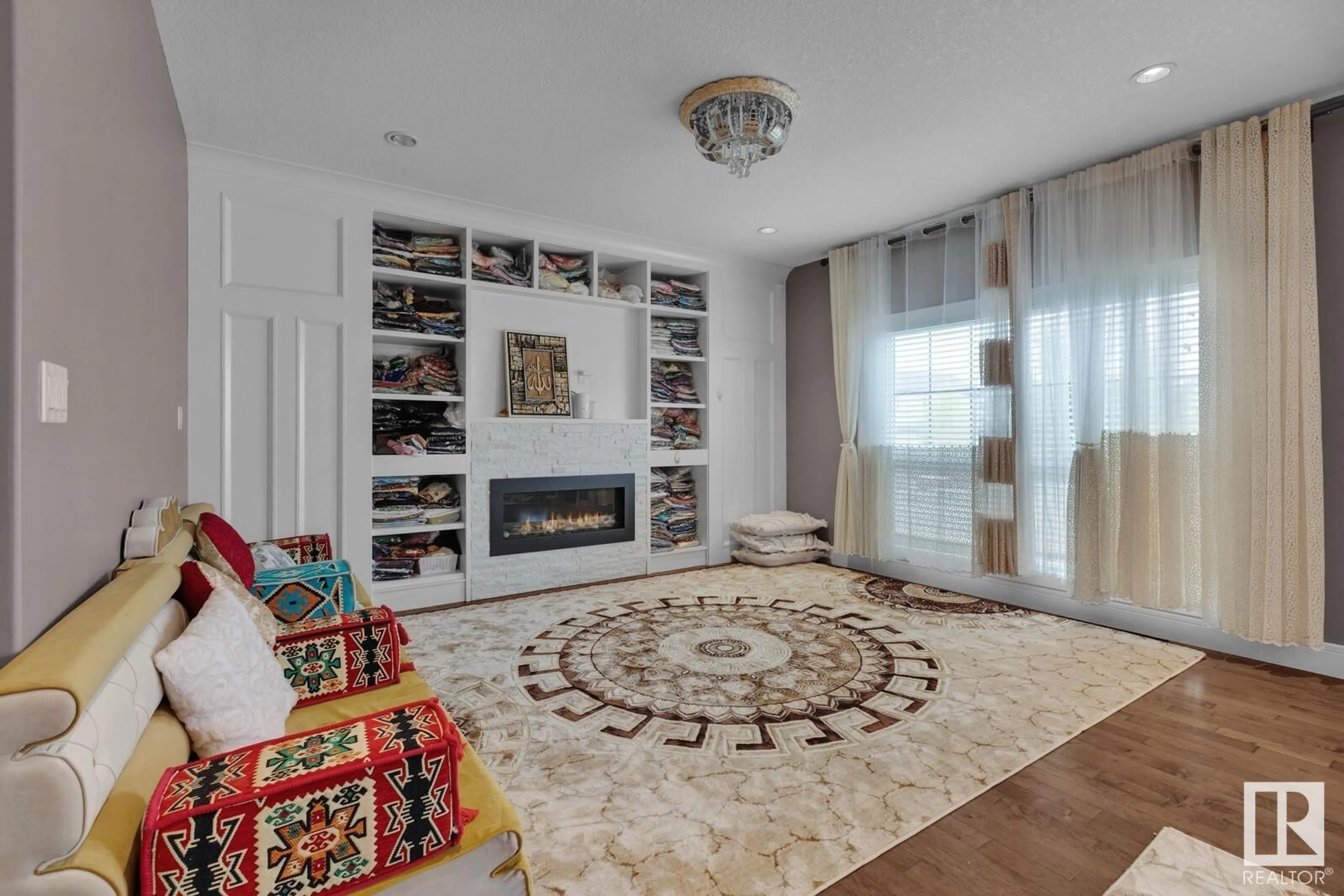 Living room, carpet floors for 5264 17 AV SW, Edmonton Alberta T6X1X8