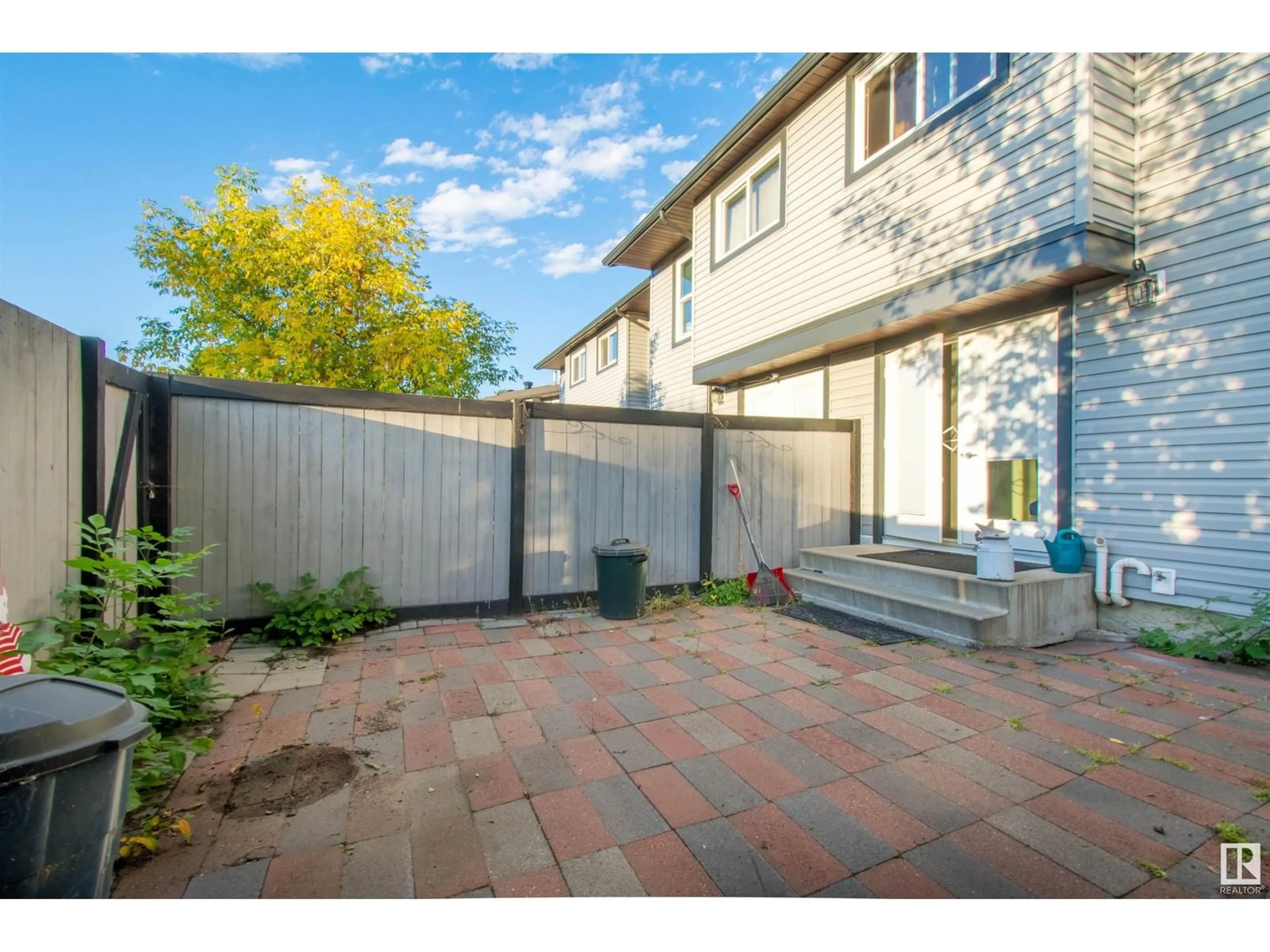 Patio for 13840 24 ST NW, Edmonton Alberta T5Y1B6