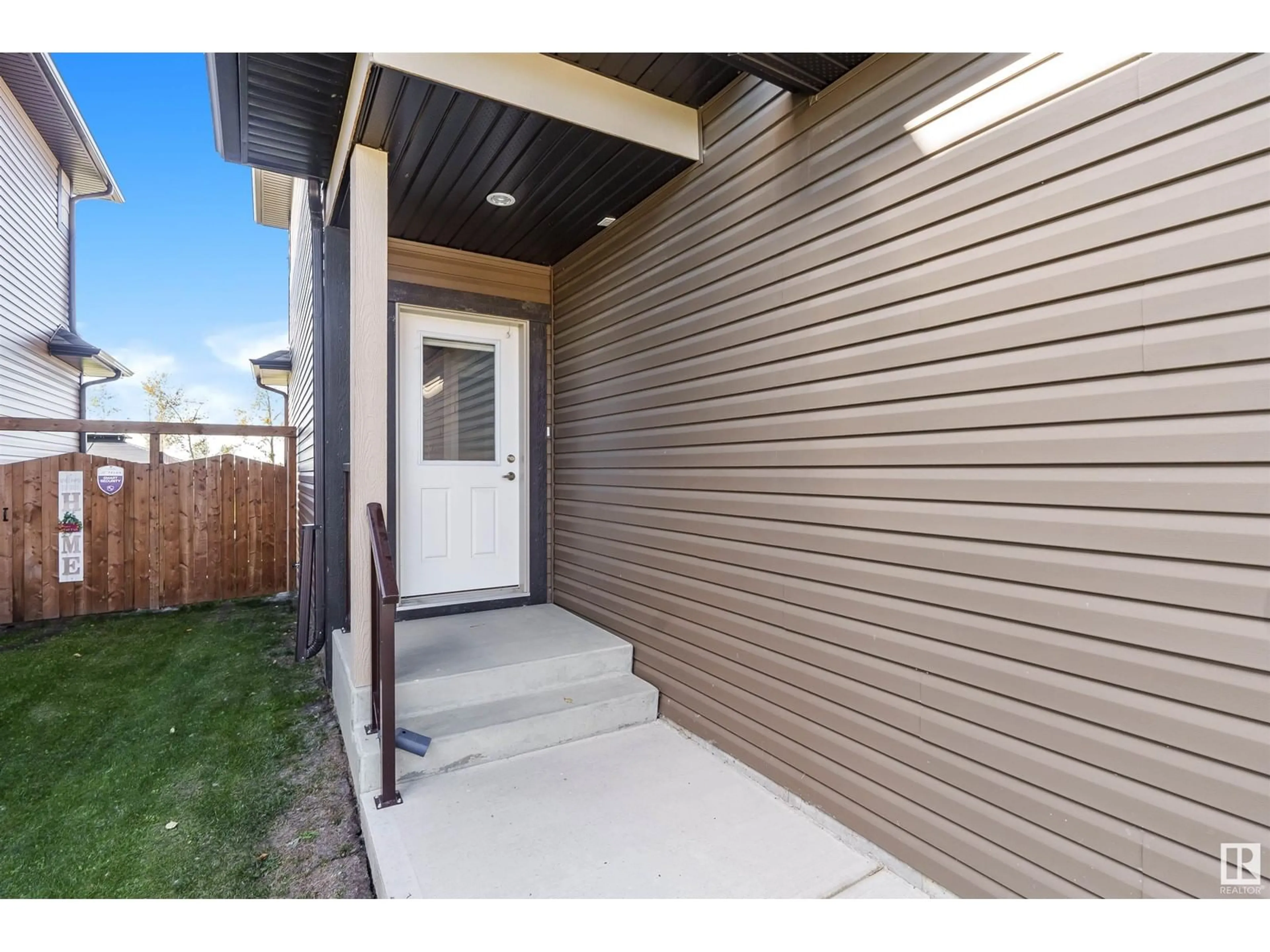 Indoor entryway, wood floors for 624 SOMMERVILLE GA, Stony Plain Alberta T7Z2A4