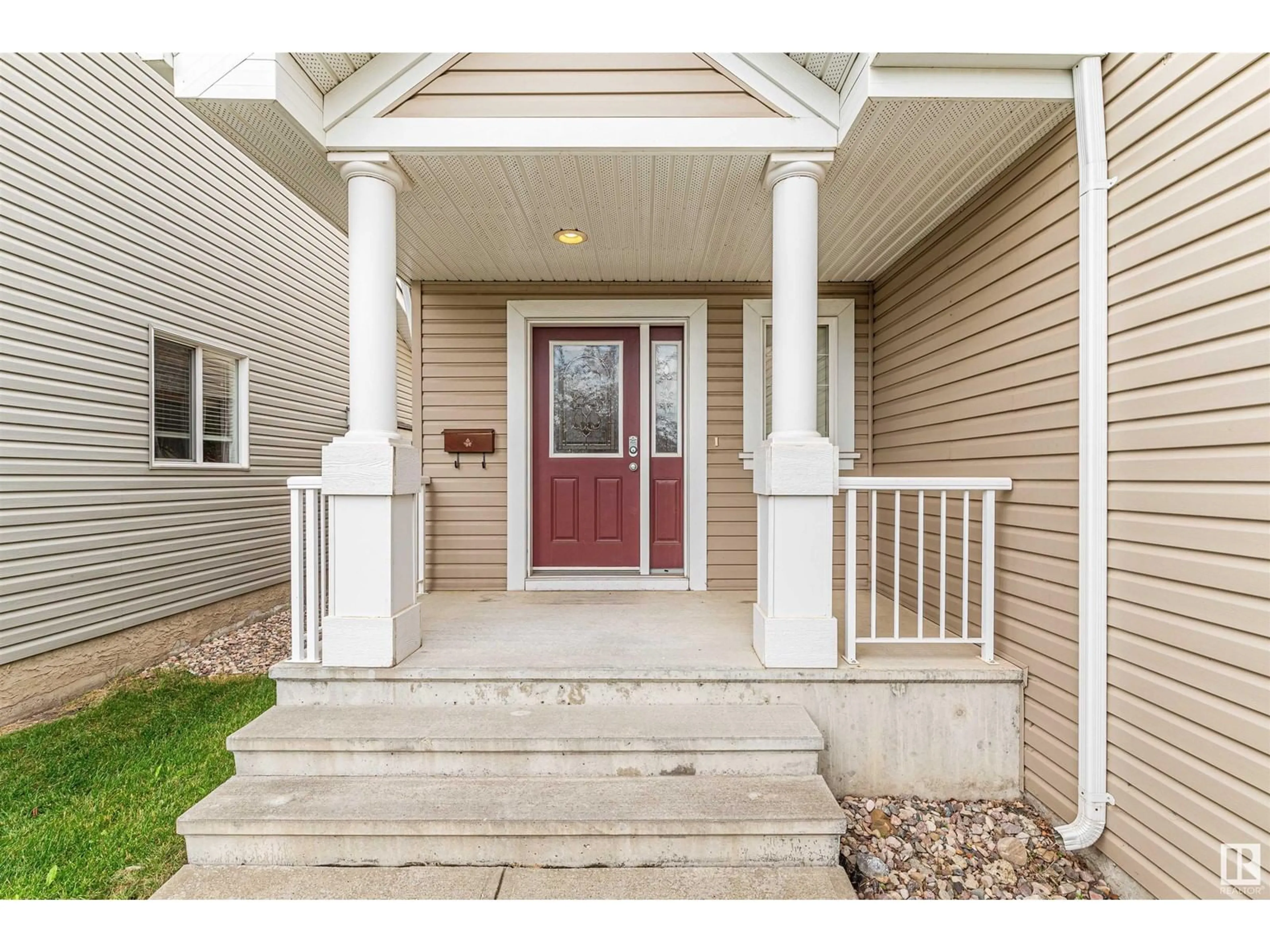 Indoor entryway, wood floors for 8603 11 AV SW, Edmonton Alberta T6X1J4