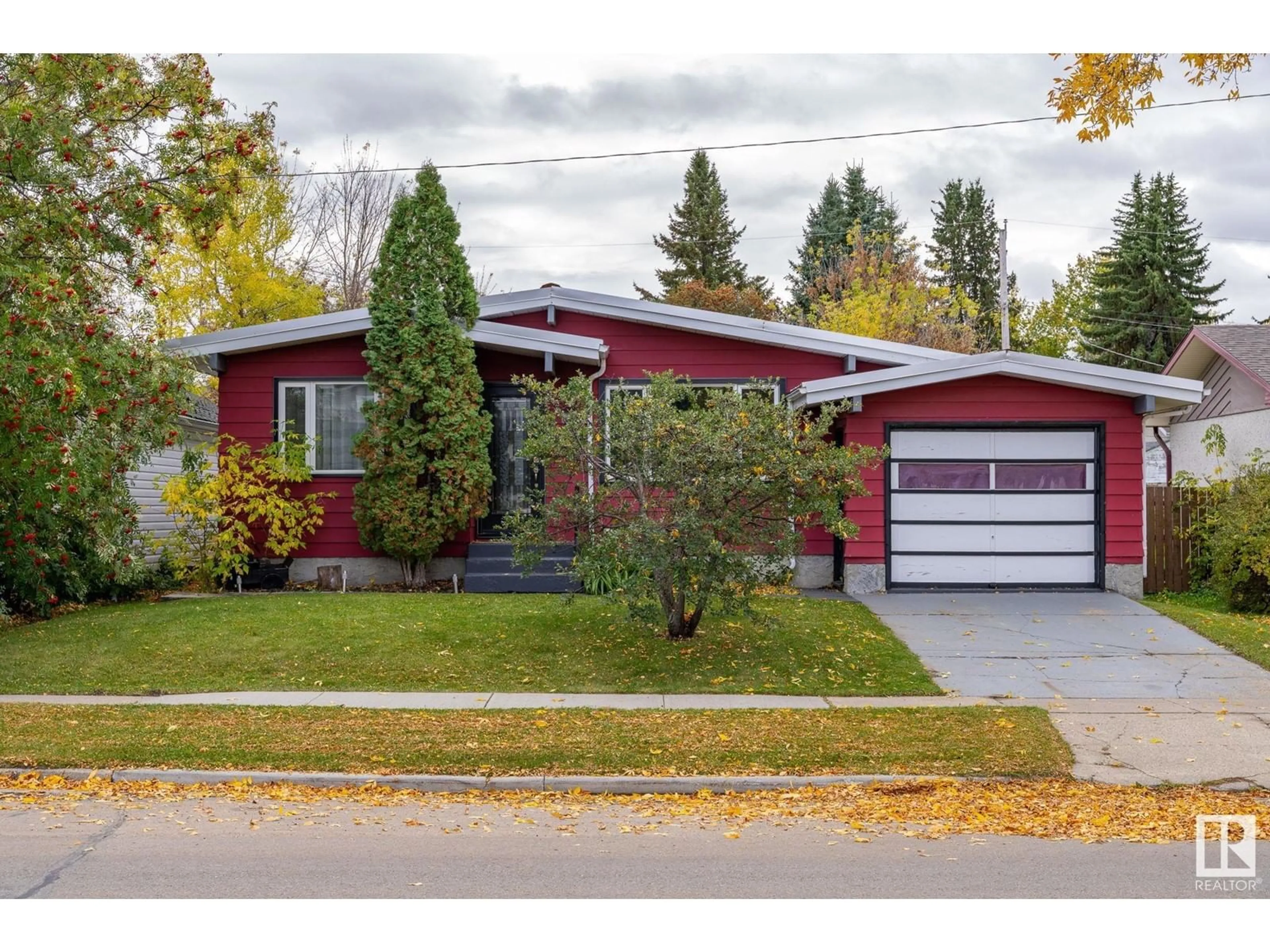 Home with vinyl exterior material for 5112 50 AV, Stony Plain Alberta T7Z1C3