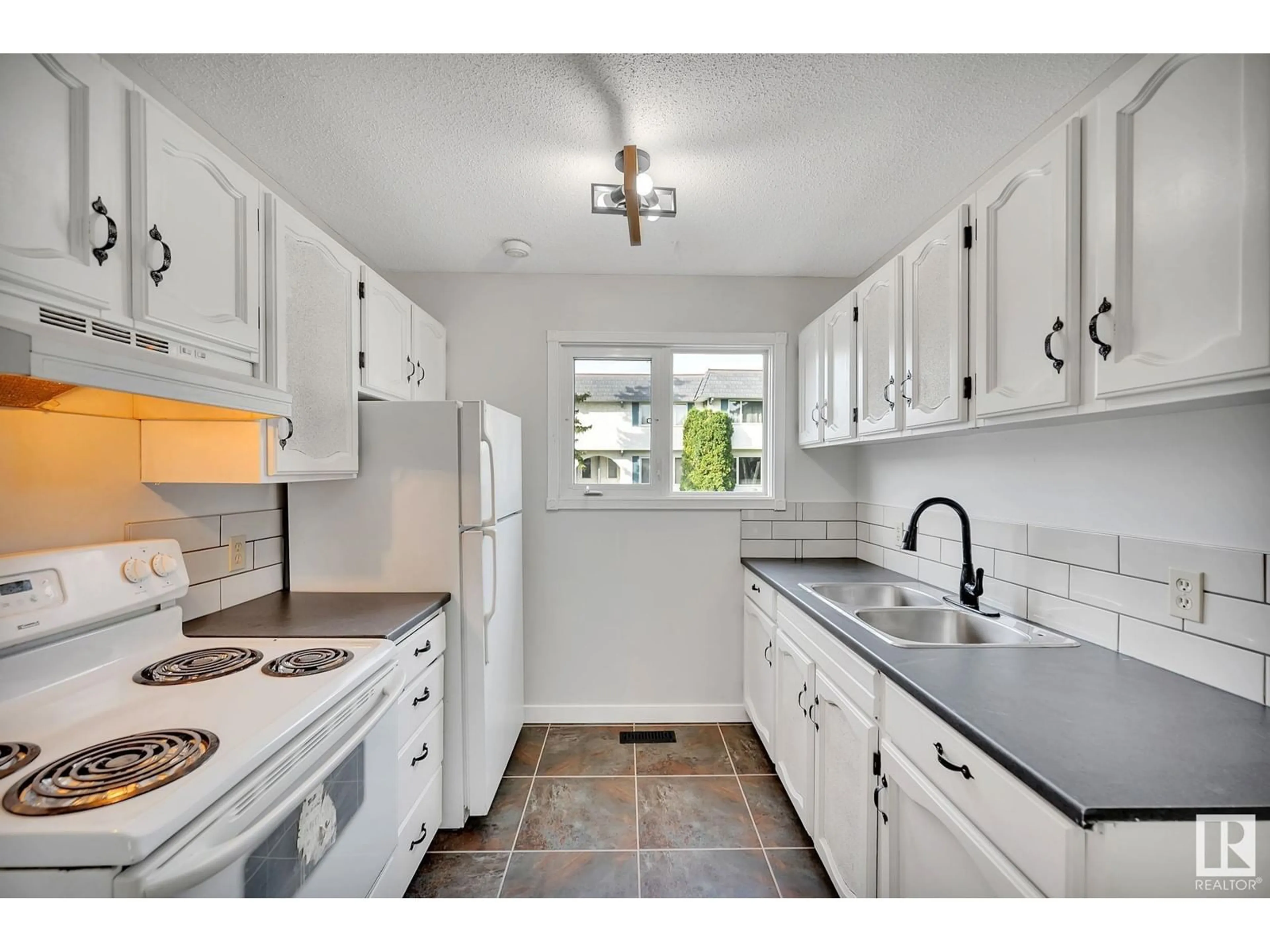 Standard kitchen for 11331 22 AV NW, Edmonton Alberta T6J4V8