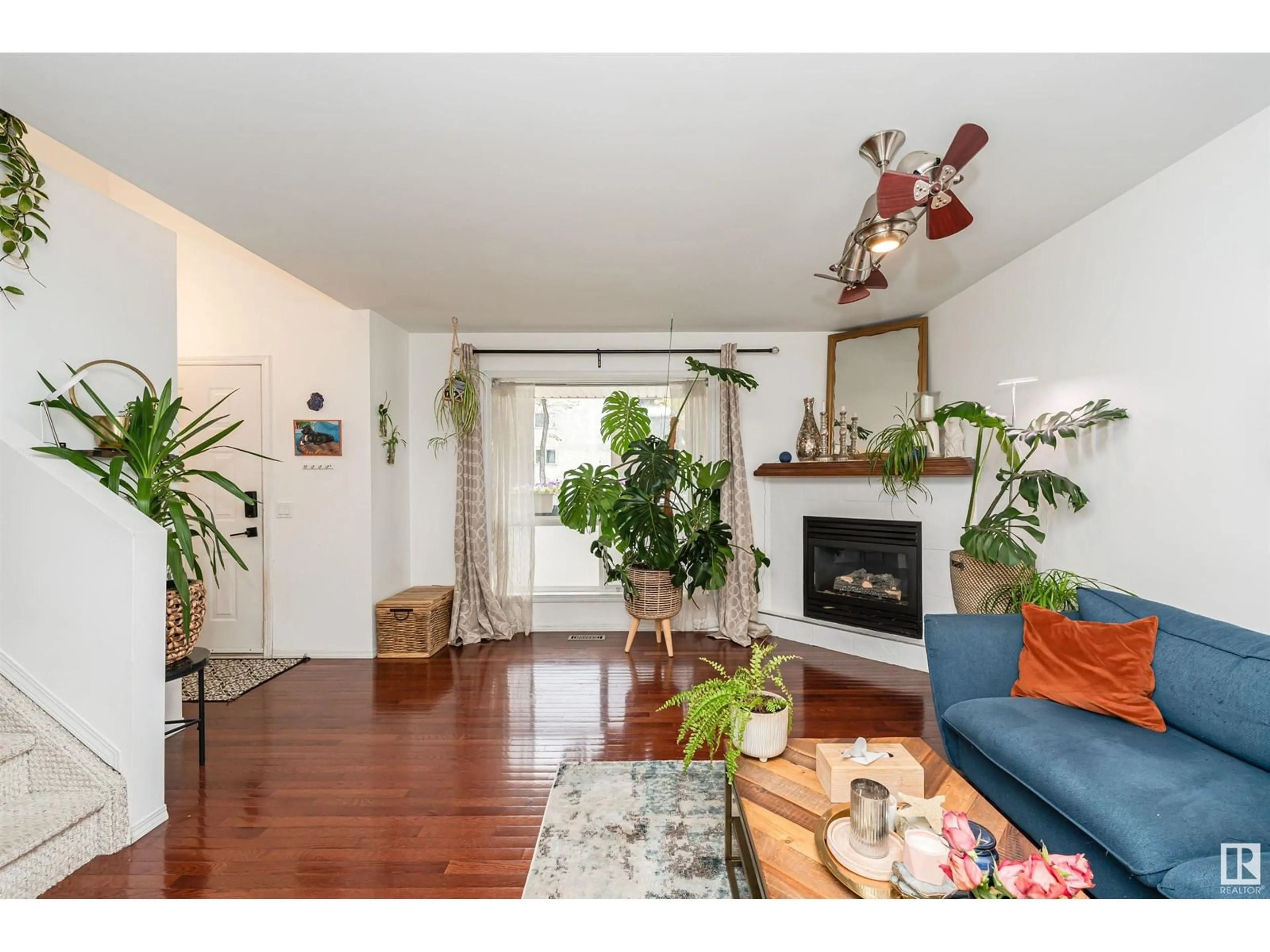 Living room, wood floors for 10516 108 AV NW, Edmonton Alberta T5H4M8