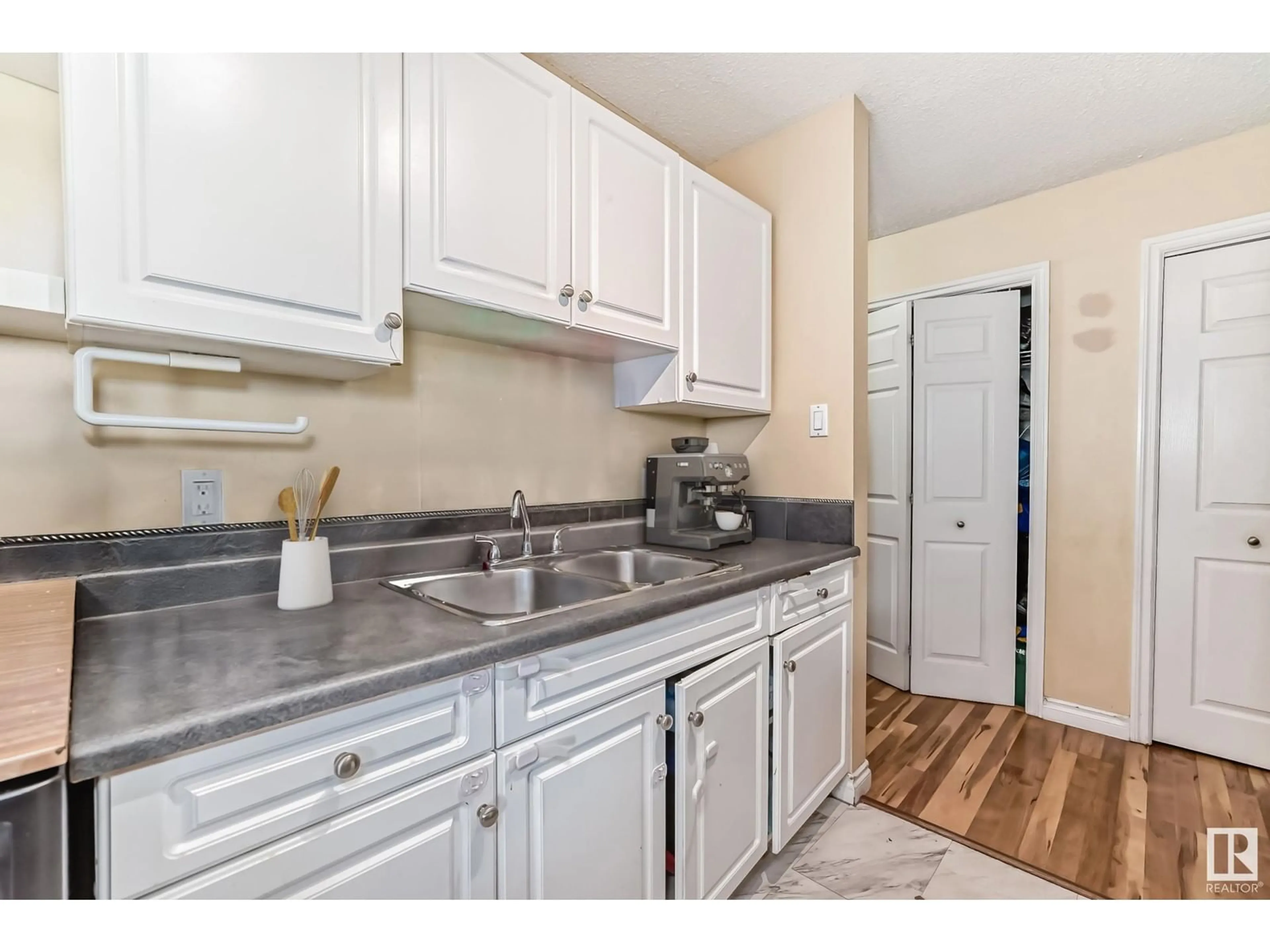 Standard kitchen, wood floors, cottage for #207 8930 149 ST NW, Edmonton Alberta T5R1B8