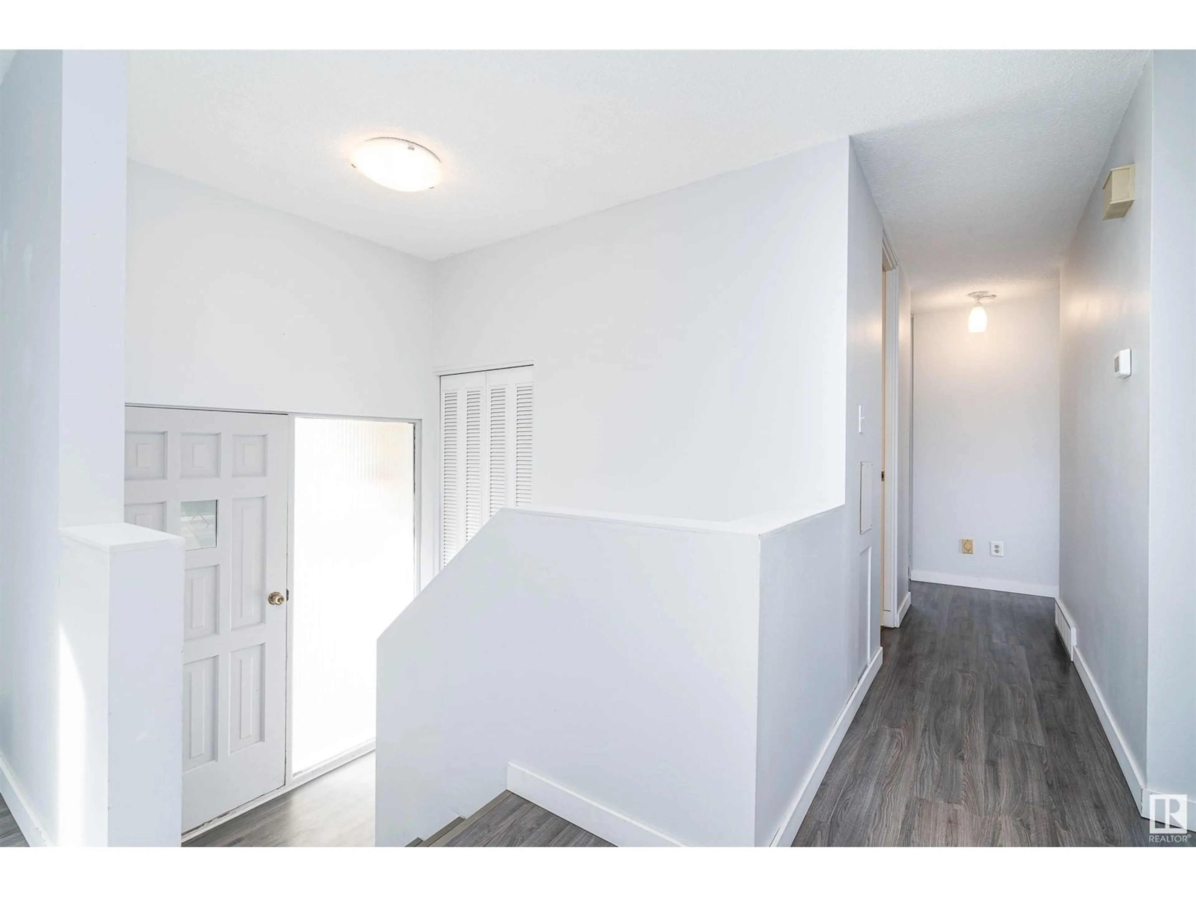 Indoor entryway, wood floors for 11616 39A AV NW, Edmonton Alberta T6J0N8