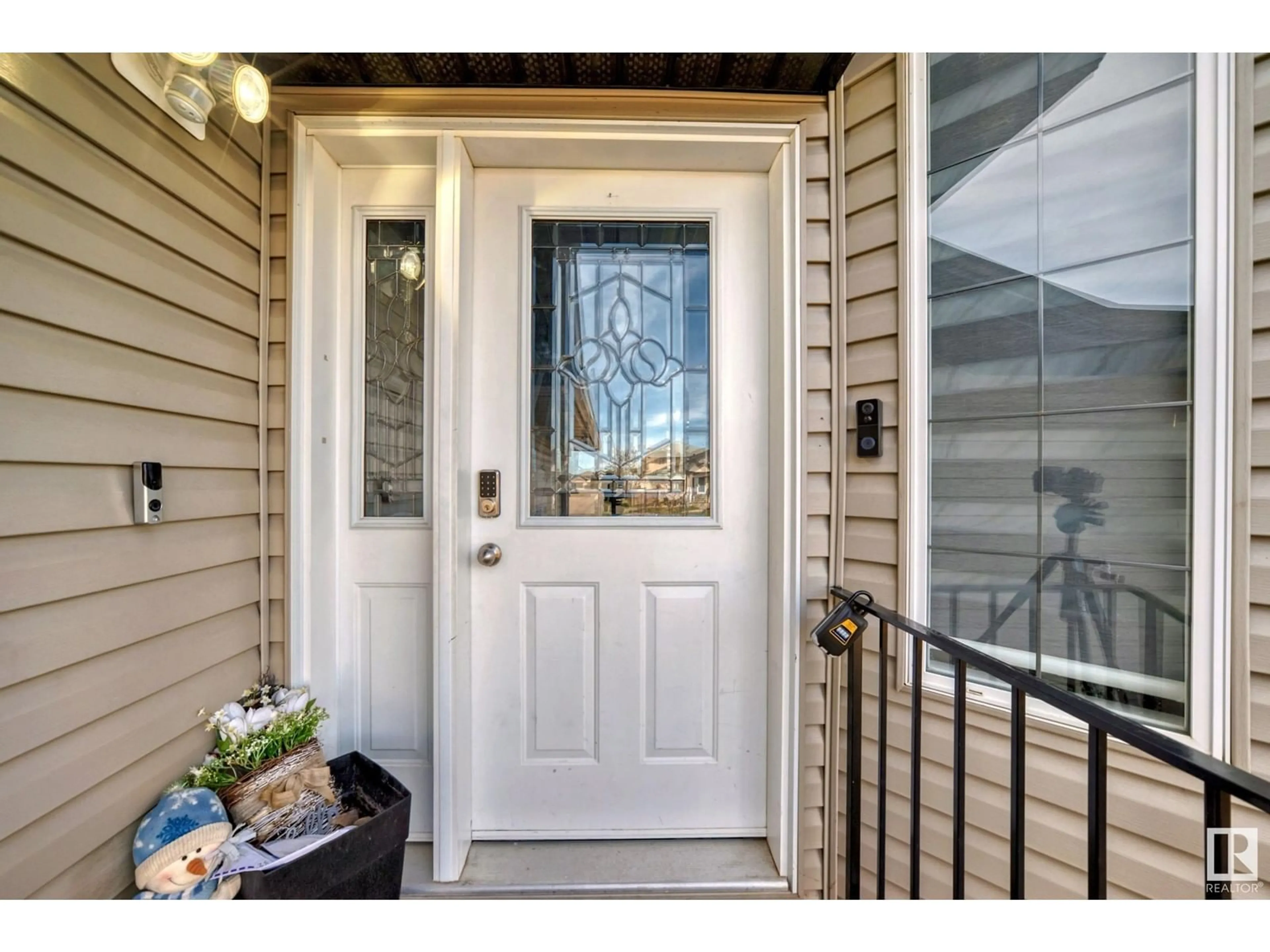 Indoor entryway, wood floors for 7403 168 AV NW, Edmonton Alberta T5Z0A3