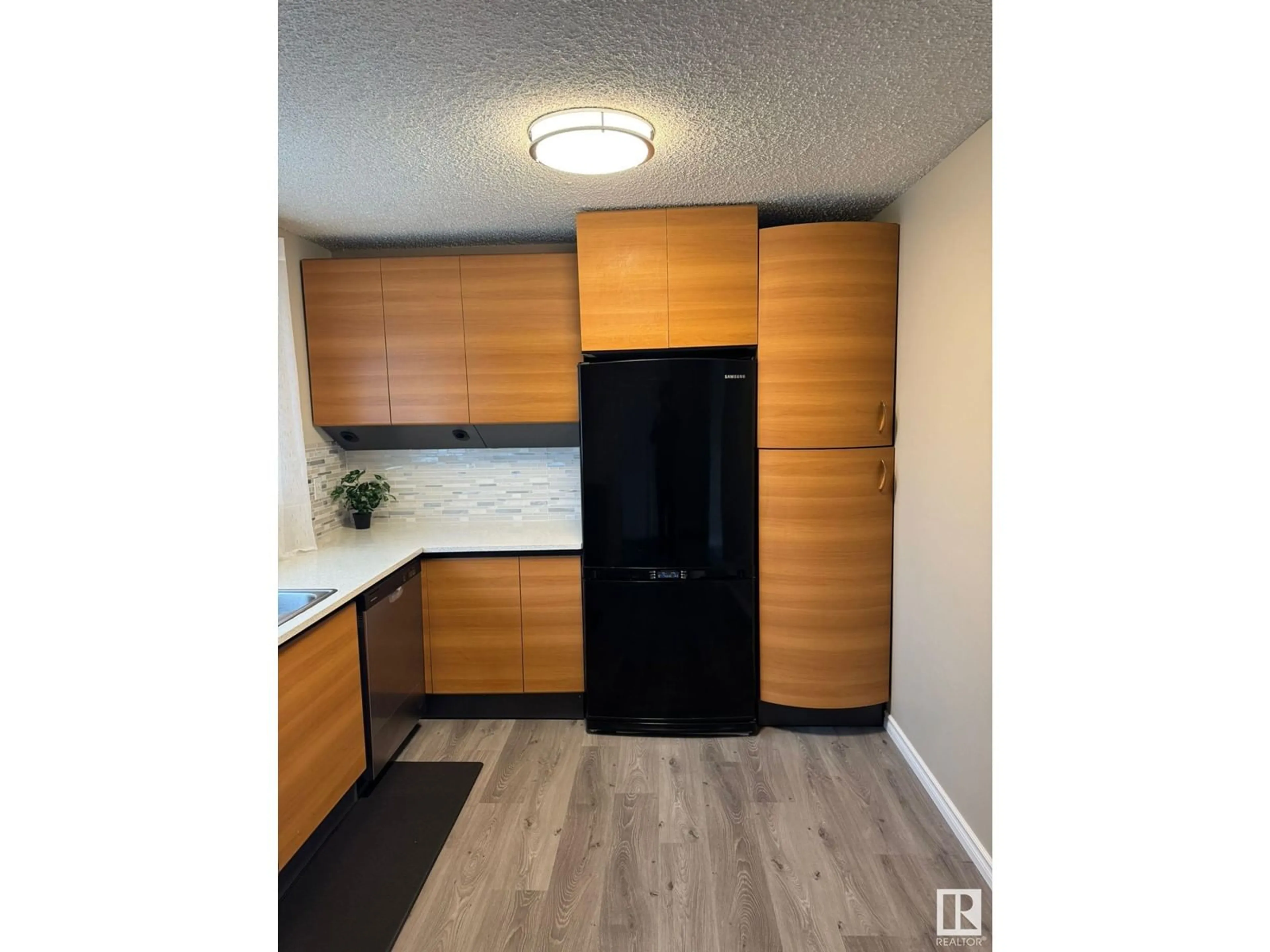 Standard kitchen for 5685 137 AV NW, Edmonton Alberta T2H2H4