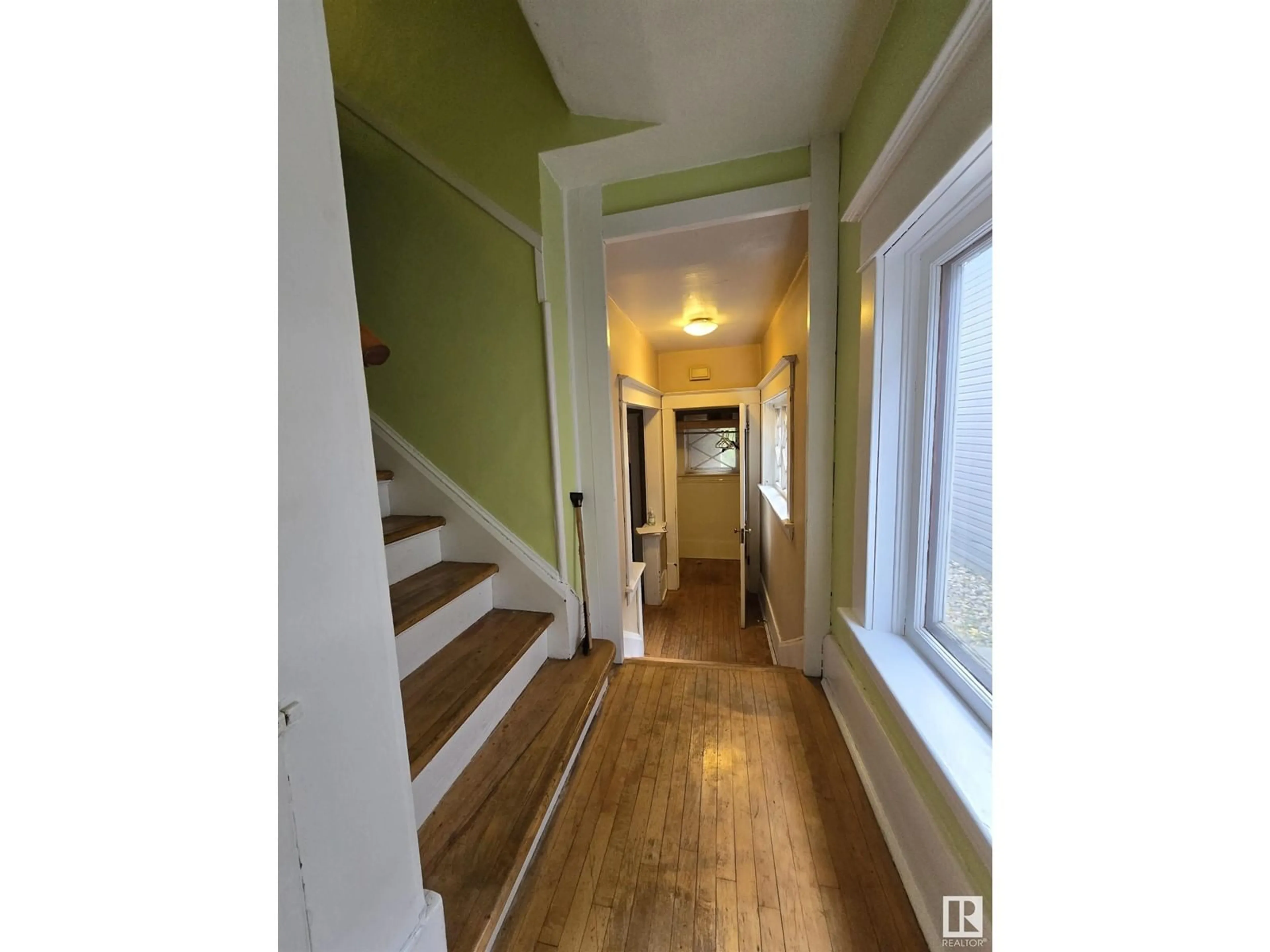 Indoor entryway, wood floors for 10948 89 AV NW, Edmonton Alberta T6G0Z5