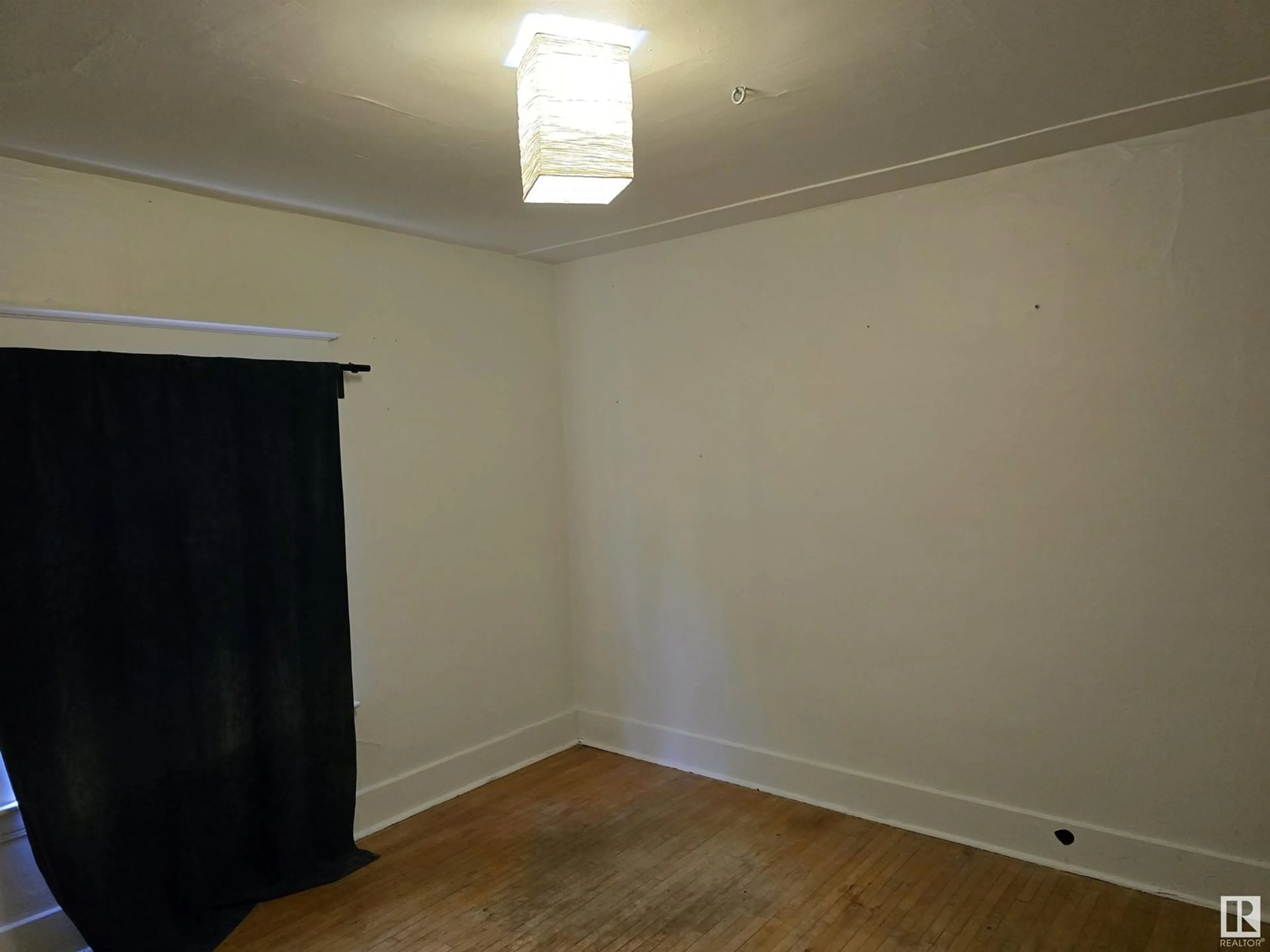 A pic of a room, unknown floor for 10948 89 AV NW, Edmonton Alberta T6G0Z5