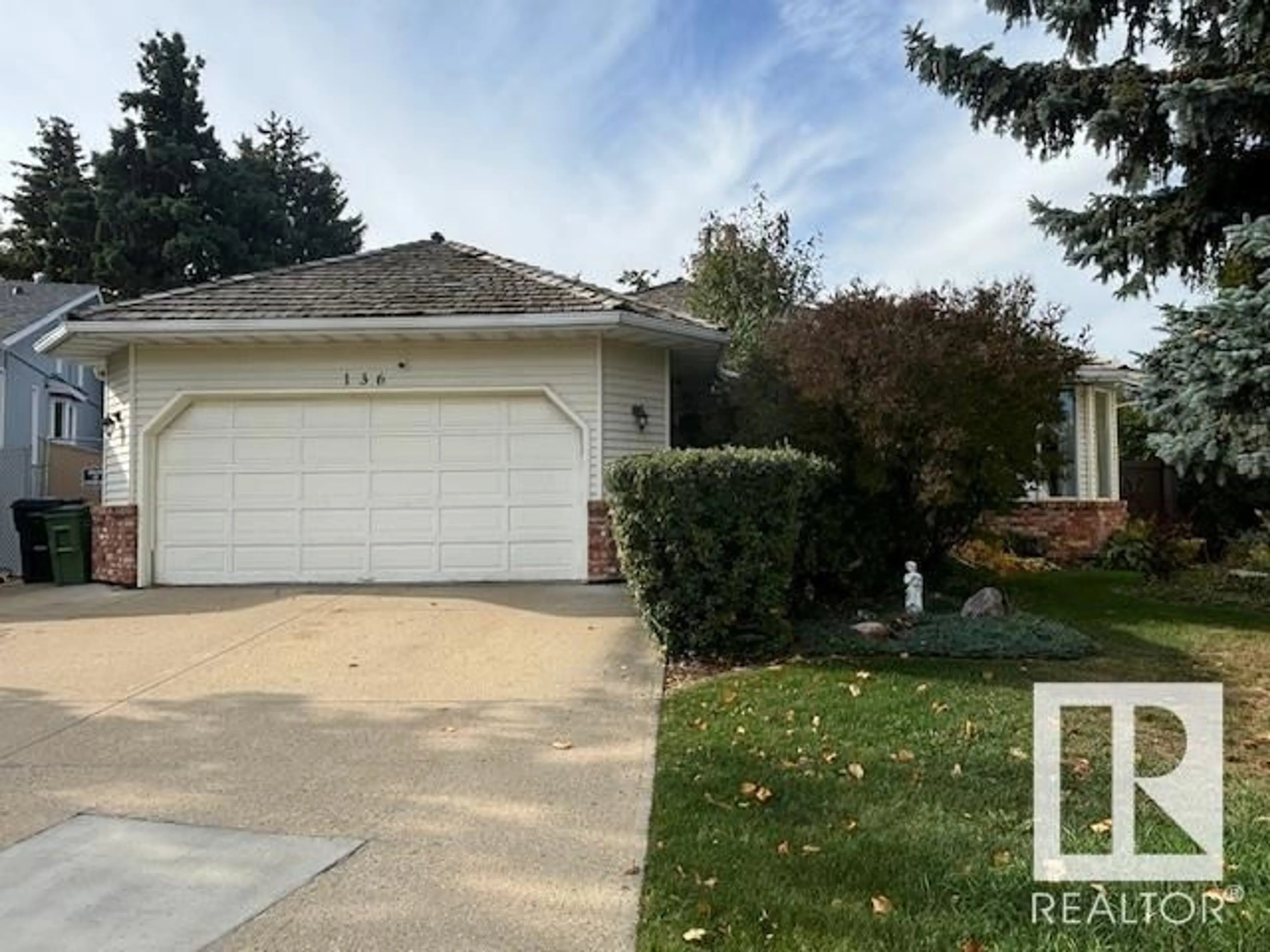 Frontside or backside of a home, the street view for 136 WOLF WILLOW CL NW, Edmonton Alberta T5T5N3