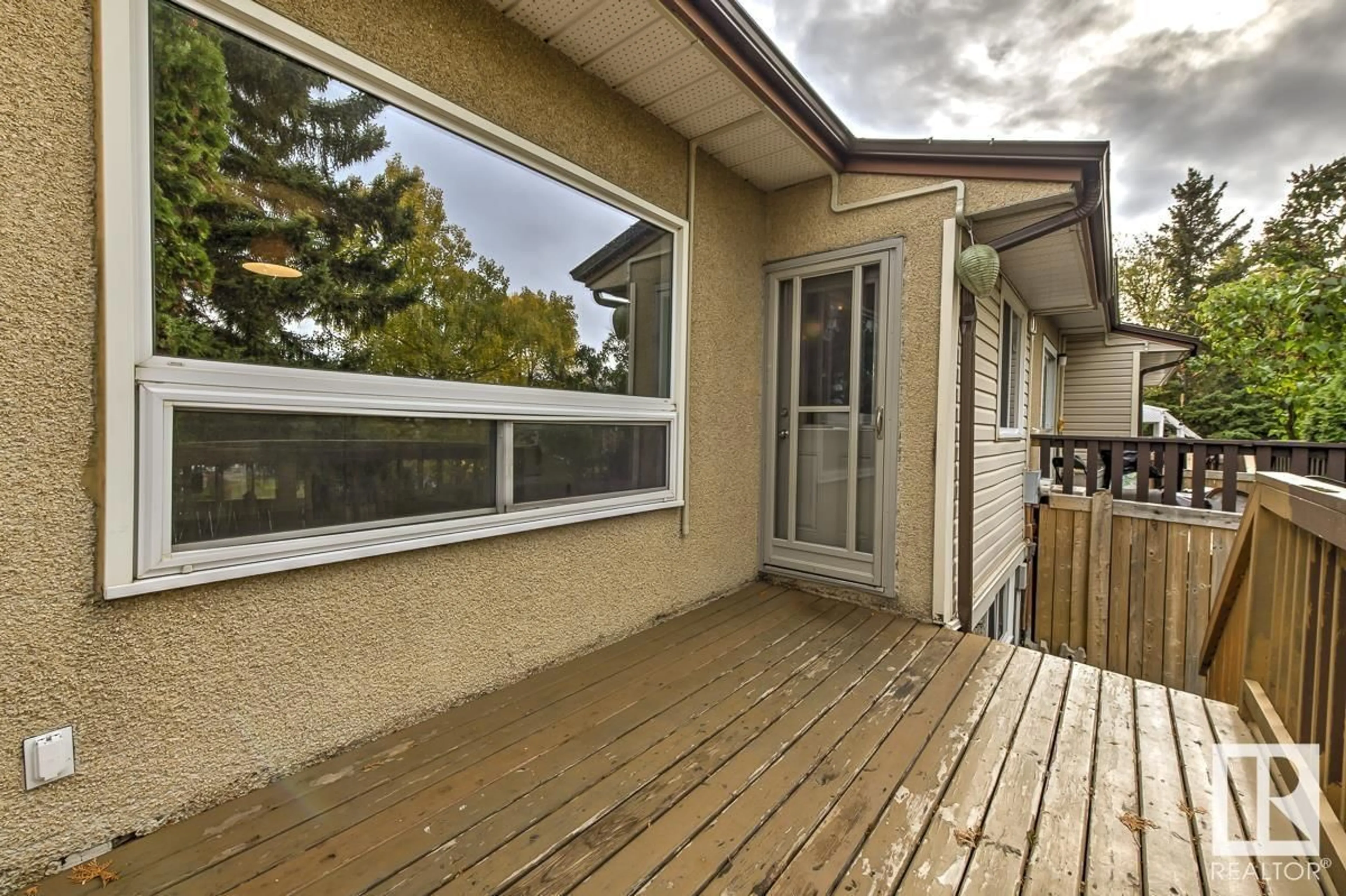 Patio for 1747 LAKEWOOD RD S NW, Edmonton Alberta T6K3B8