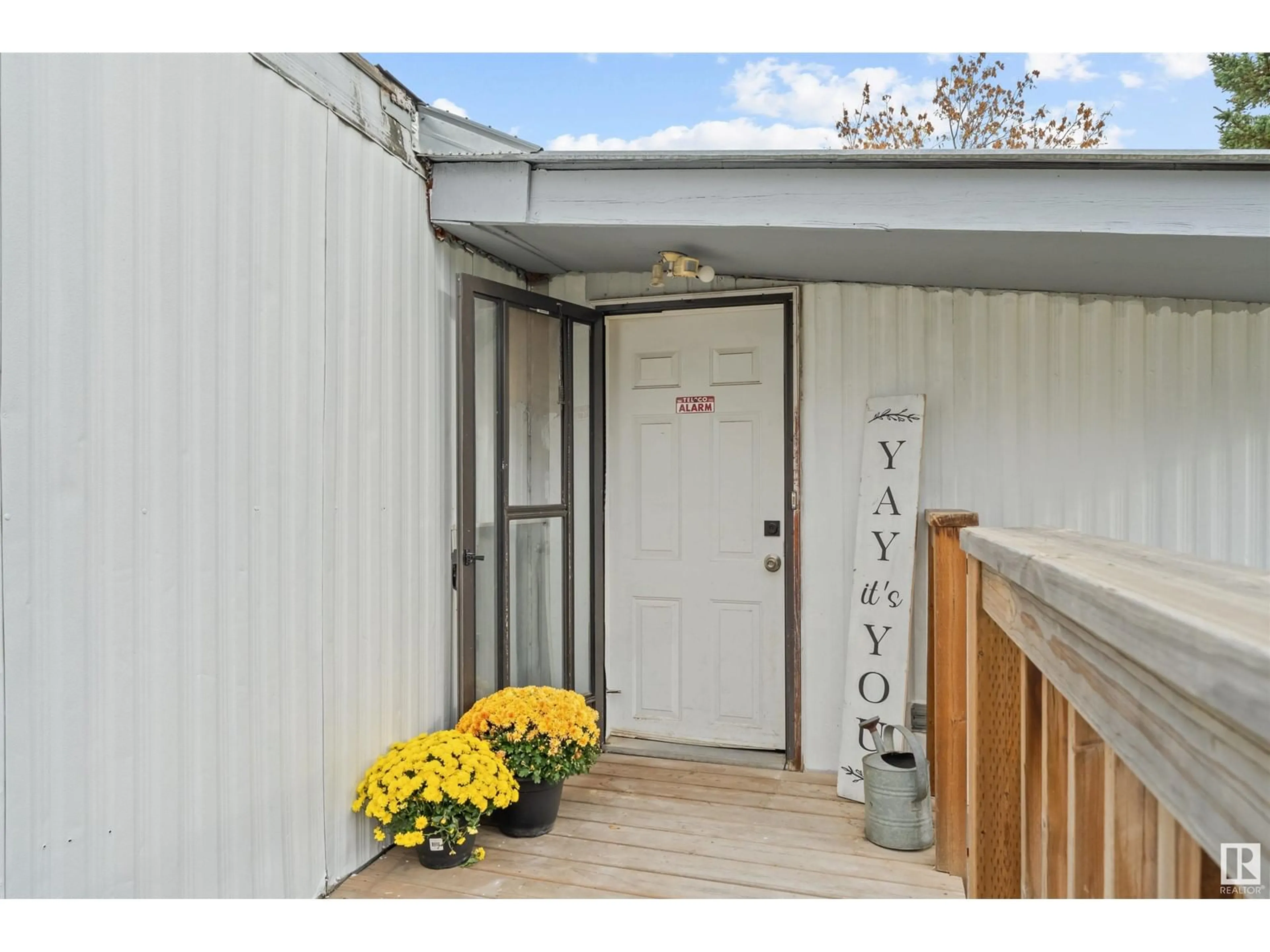 Indoor entryway for 39 The Parkway NW, Edmonton Alberta T6P1E3