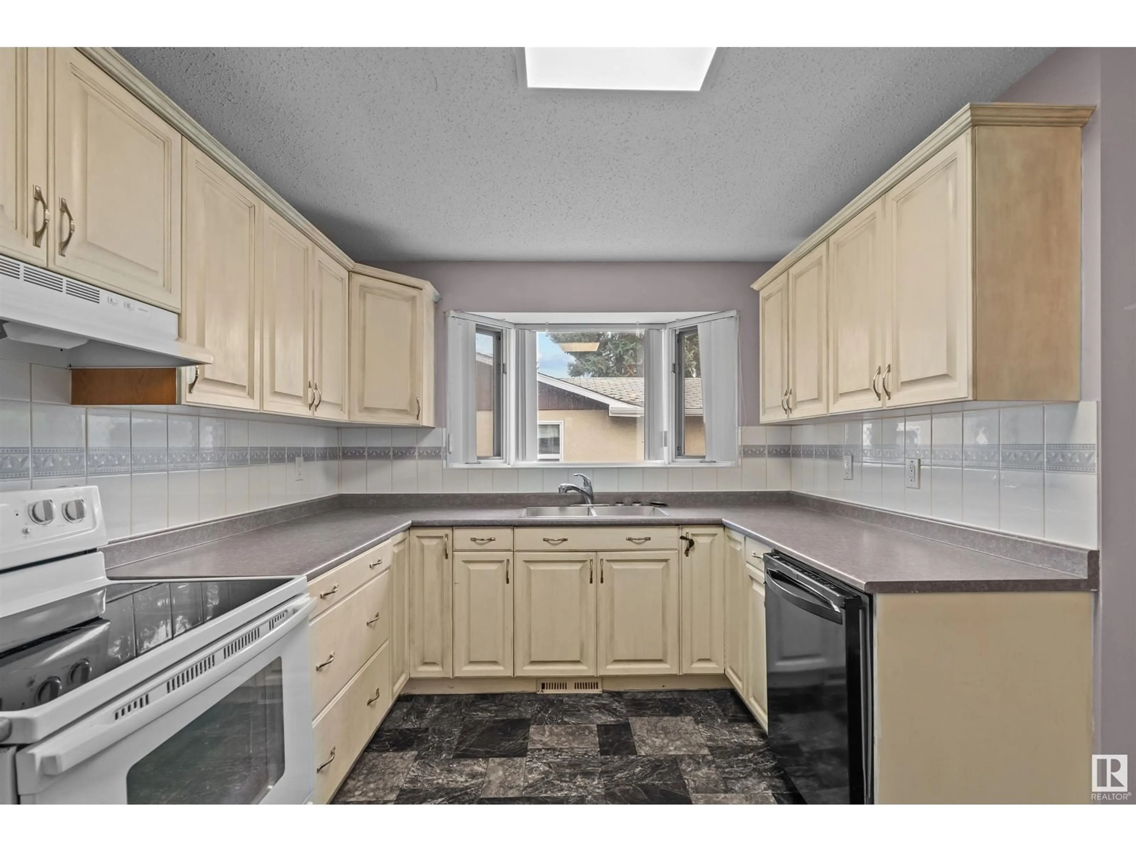 Standard kitchen, wood floors, cottage for 7821 154 ST NW, Edmonton Alberta T5R1R9