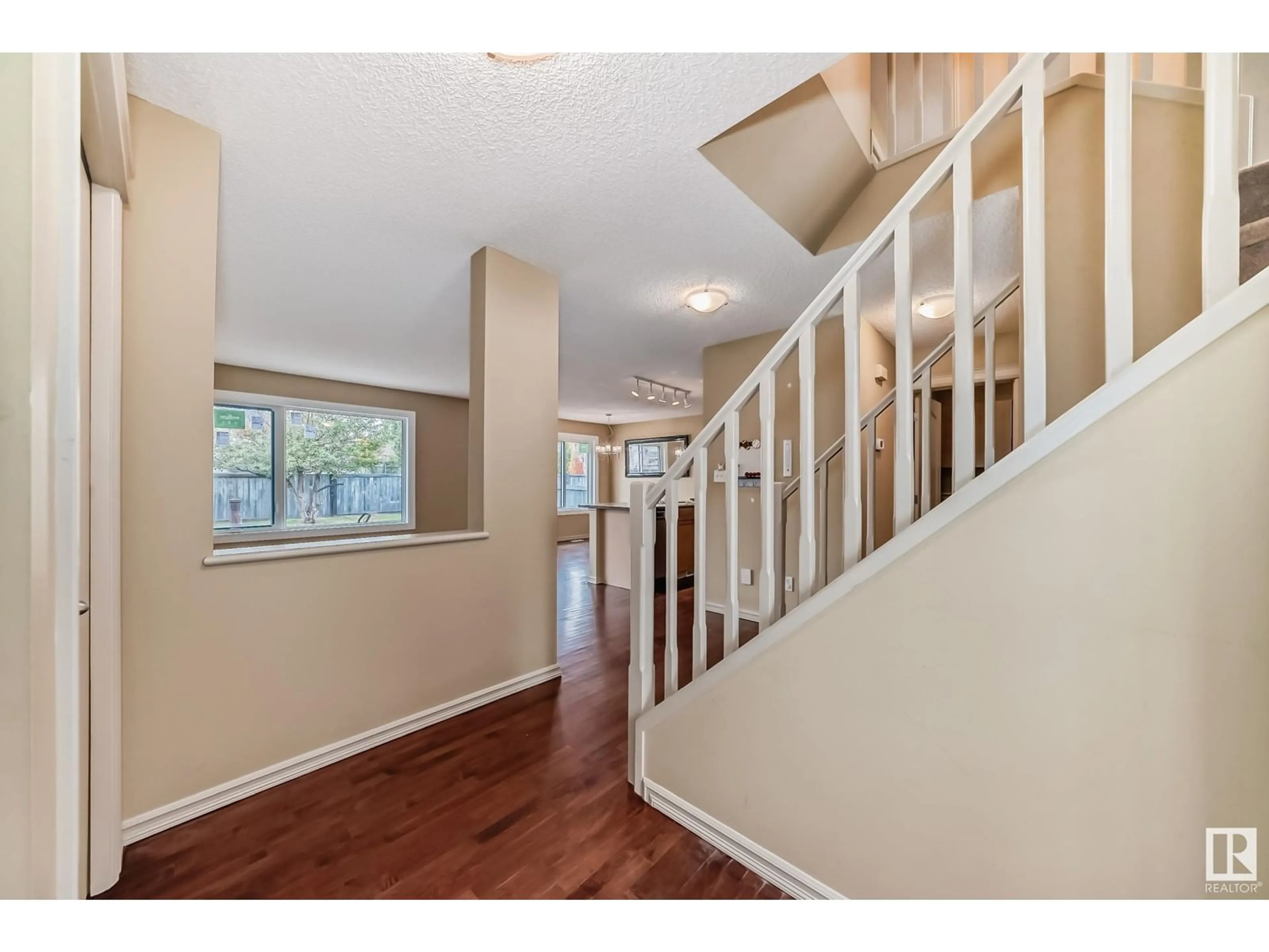 Indoor entryway, wood floors for 842 BARNES LINK LI SW, Edmonton Alberta T6W1G7