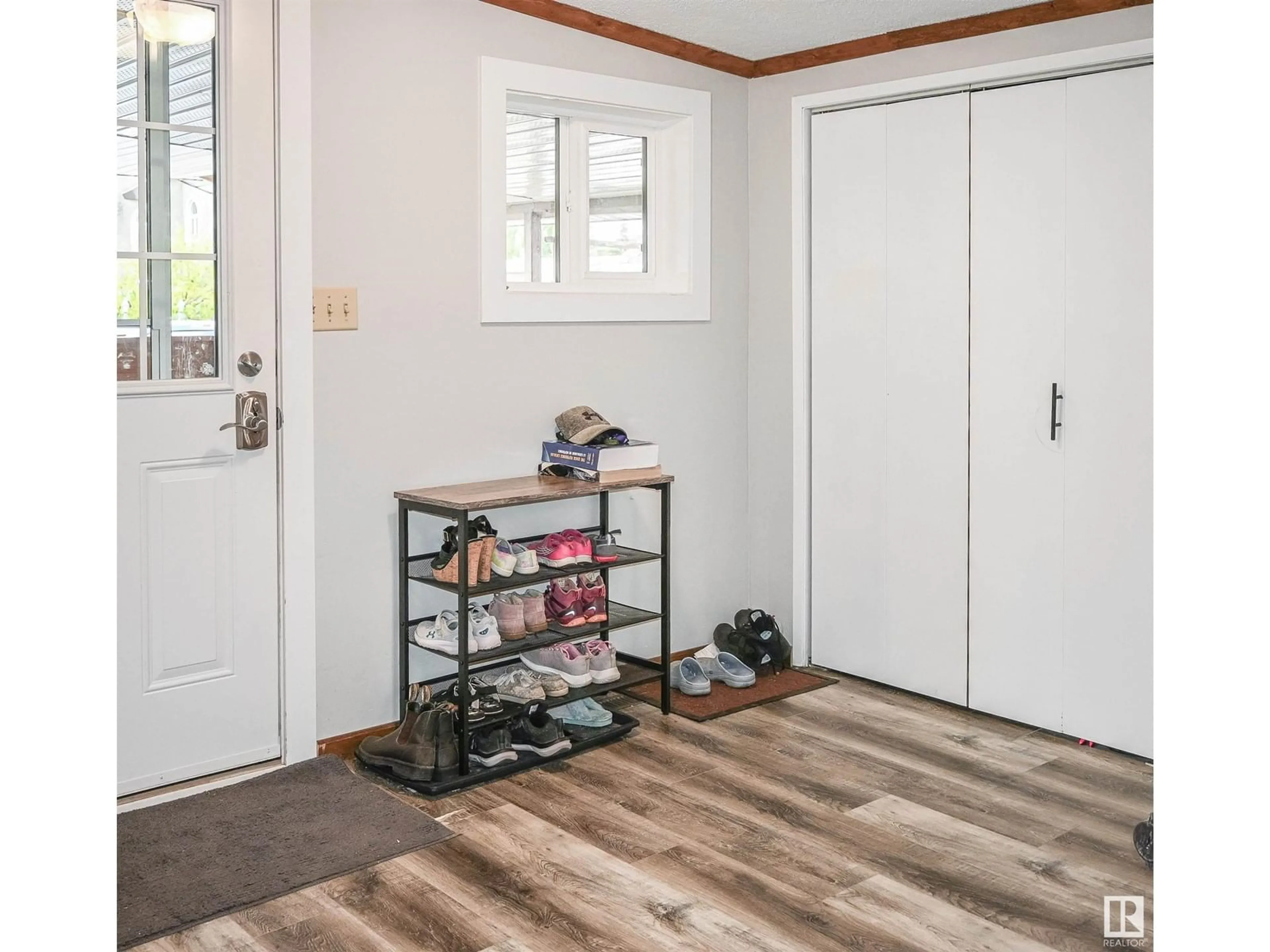 Indoor entryway, wood floors for 4907 49 ST, Ardmore Alberta T0A0B0