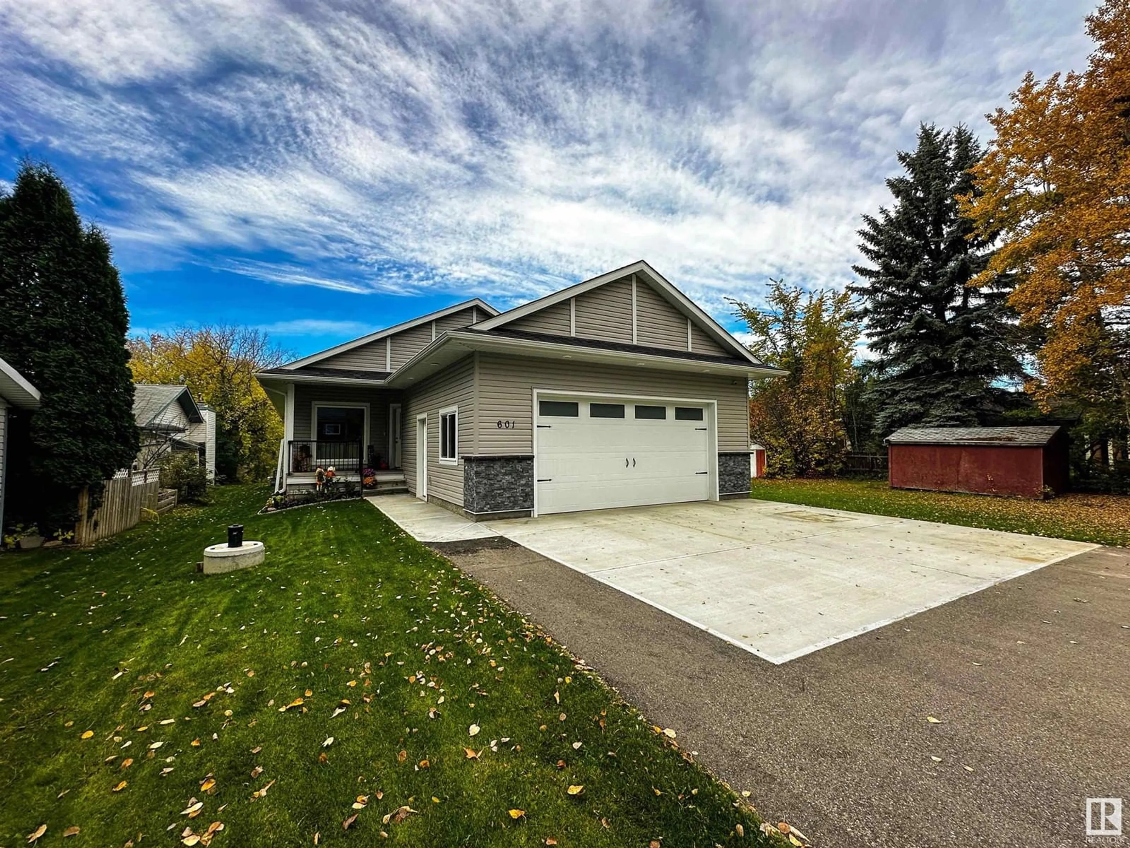 Frontside or backside of a home, the street view for 601 LAKESIDE DR, Rural Parkland County Alberta T7Z2V5