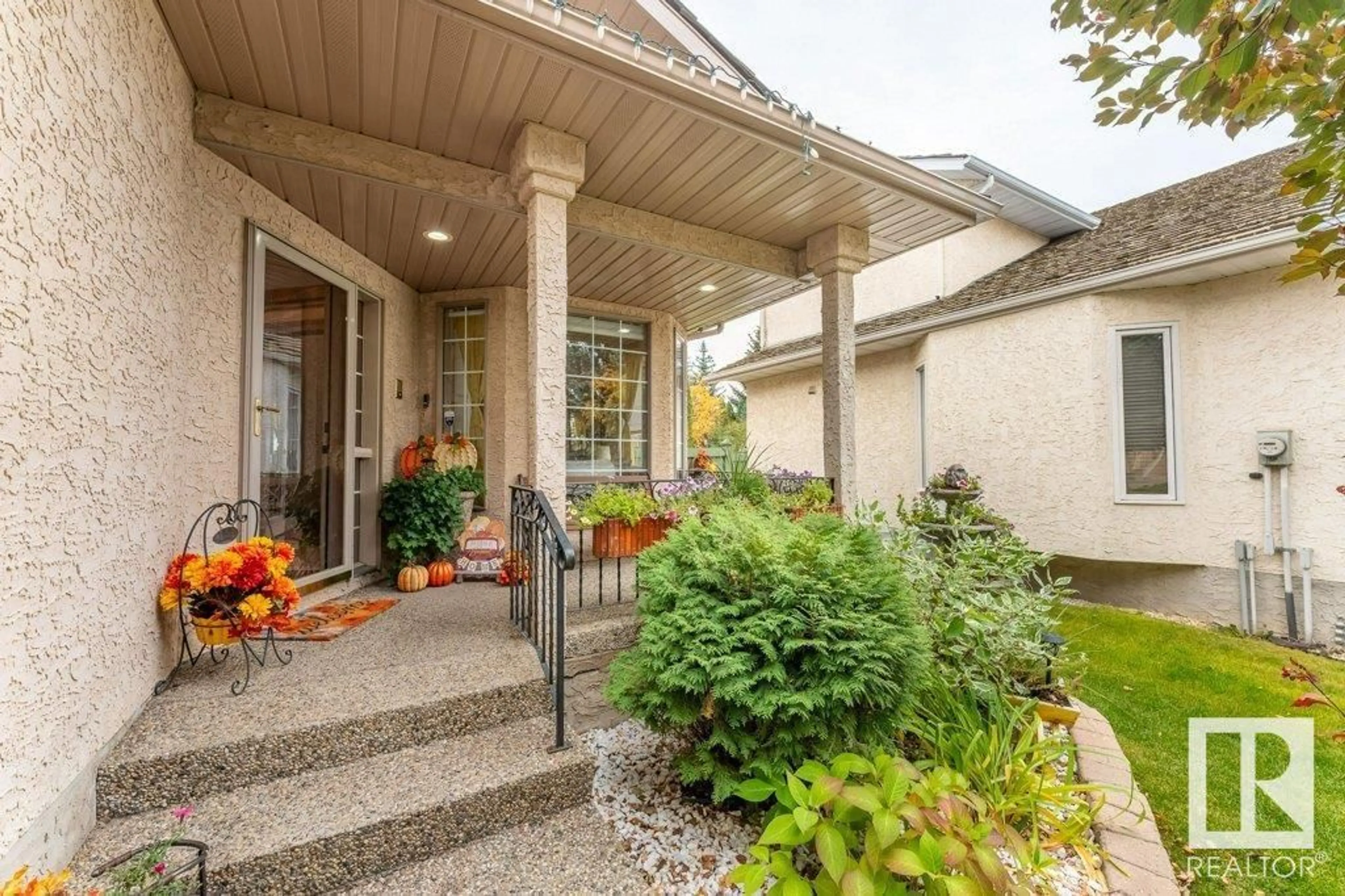 Indoor entryway, wood floors for 762 WELLS WD NW, Edmonton Alberta T6M2J9