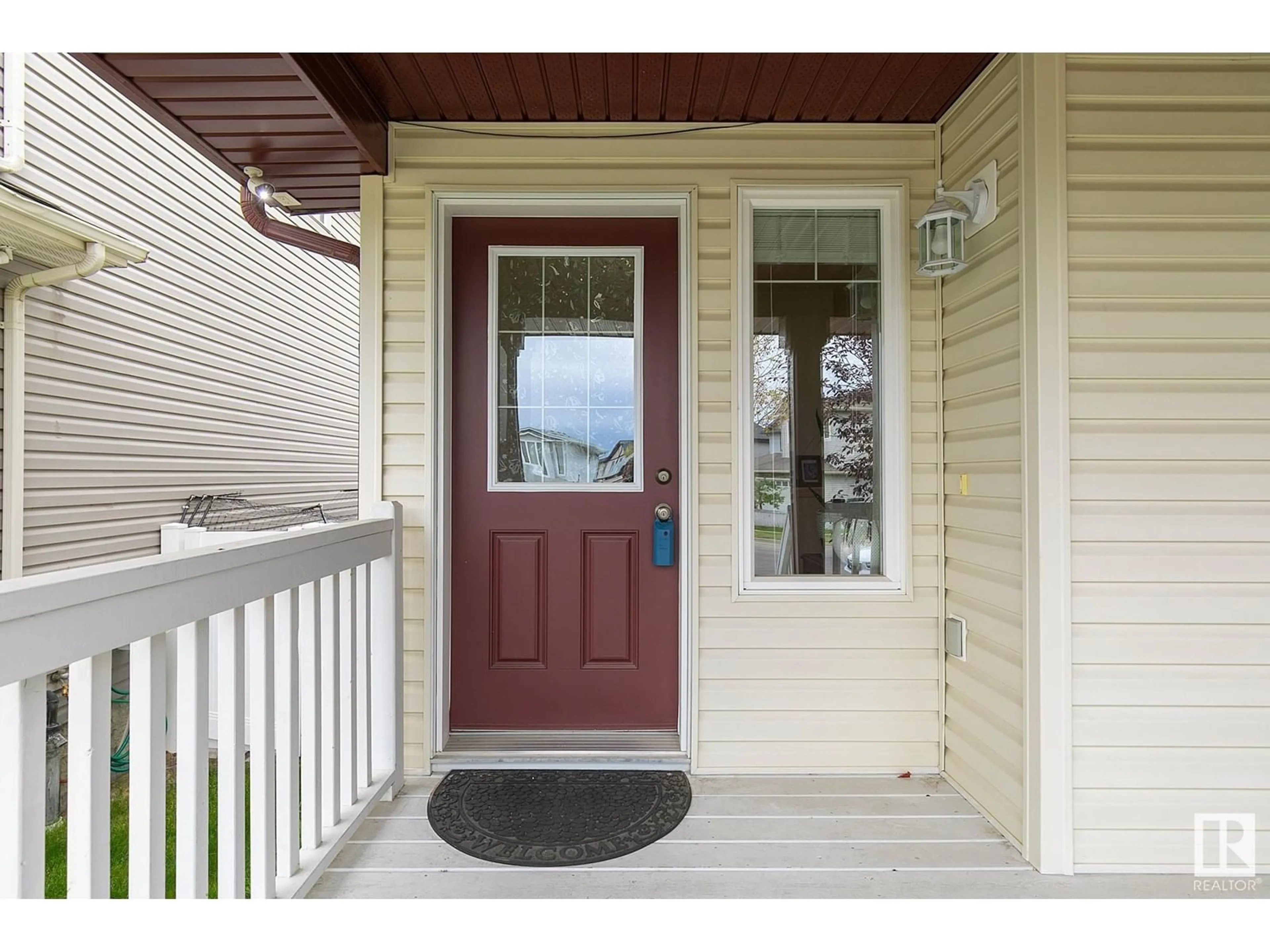 Indoor entryway, wood floors for 8740 180 AV NW, Edmonton Alberta T5Z0E3