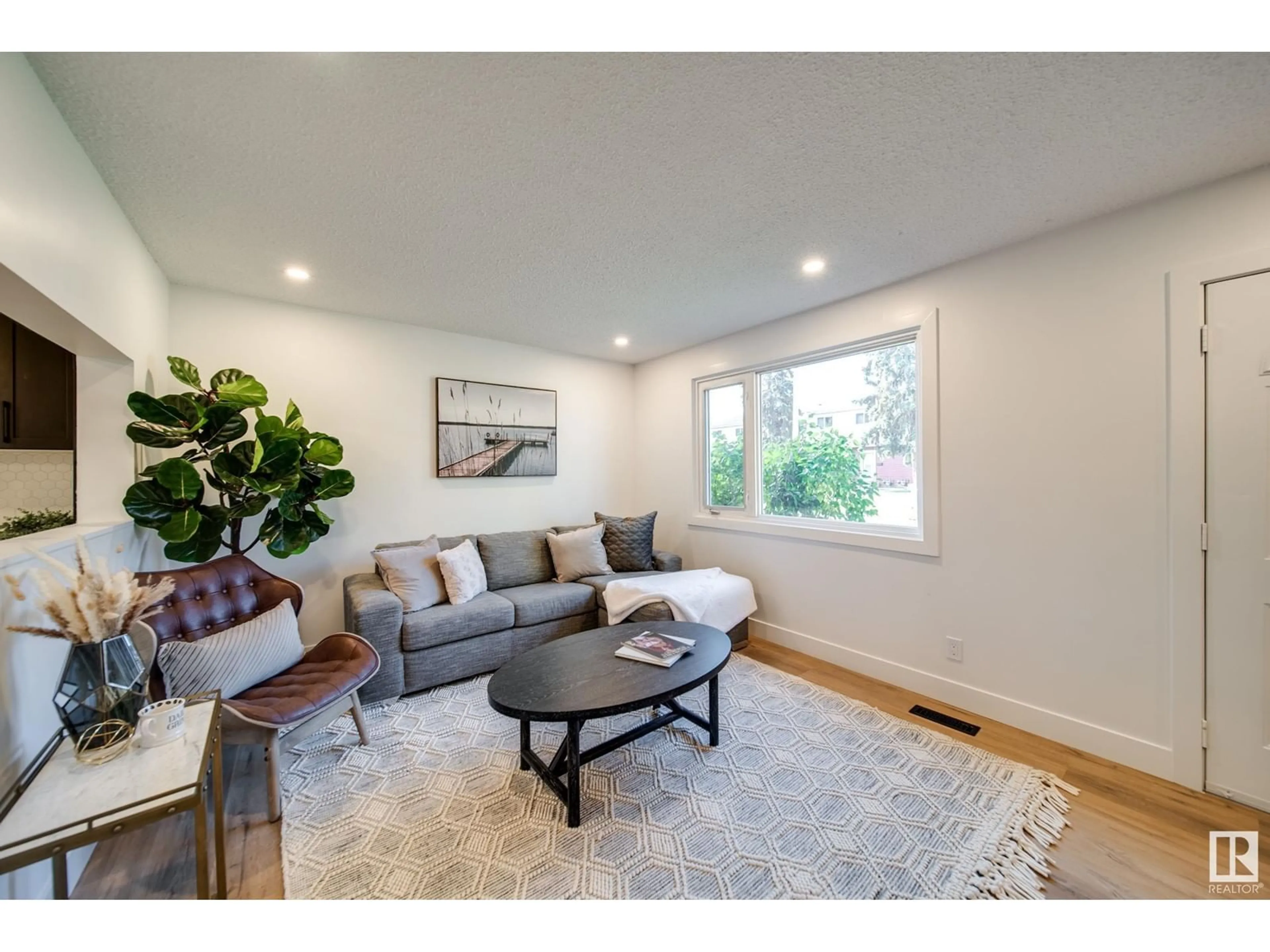 Living room for 80 HABITAT CR NW, Edmonton Alberta T5A2X7