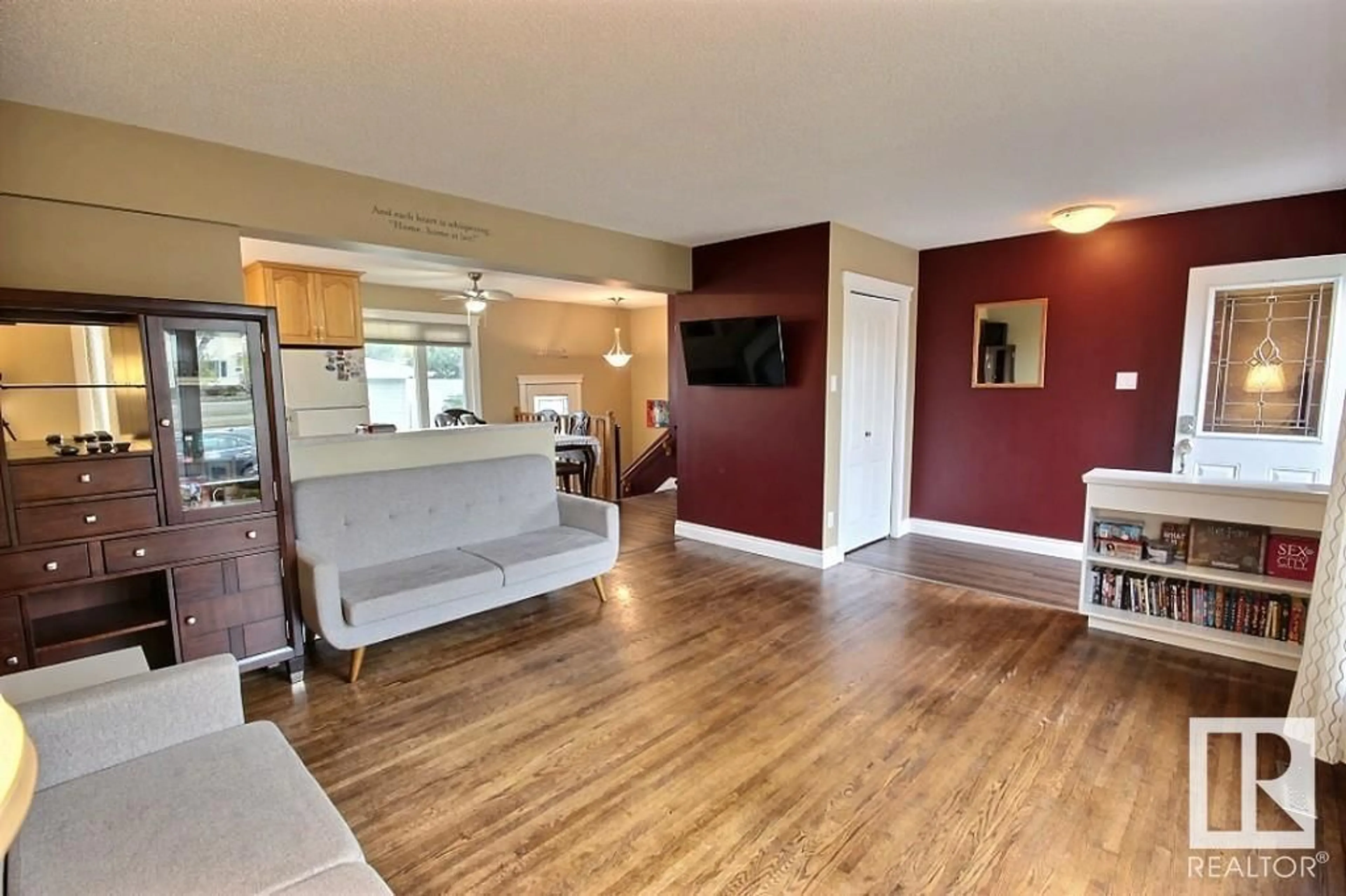 A pic of a room, wood floors for 6003 90 AV NW, Edmonton Alberta T6B0P1