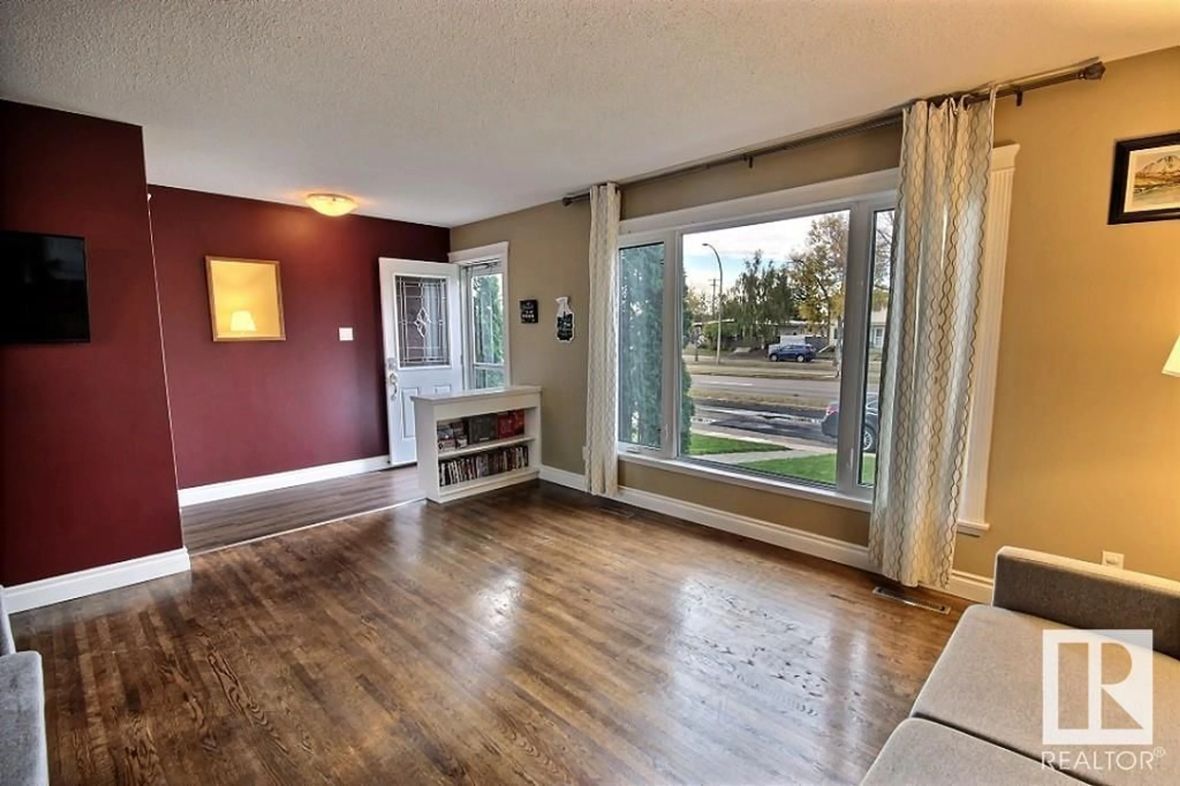 A pic of a room, wood floors for 6003 90 AV NW, Edmonton Alberta T6B0P1