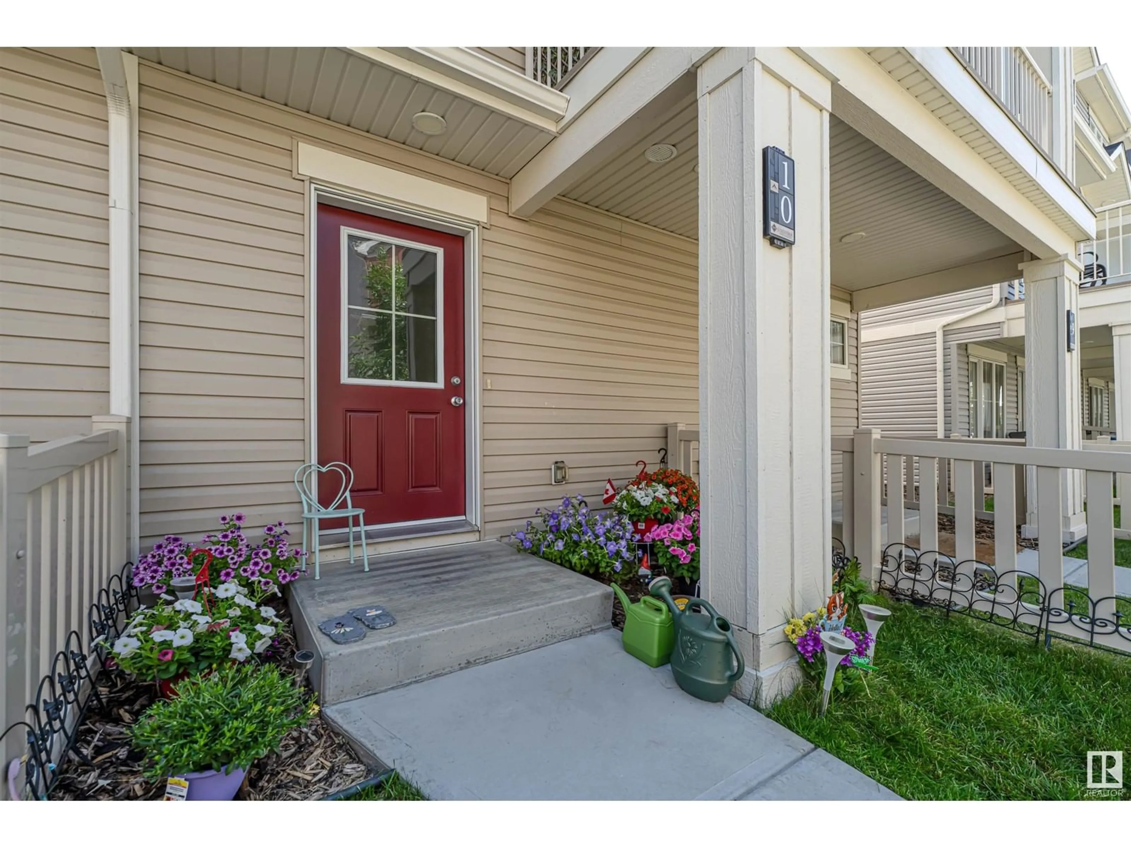 Indoor entryway for #10 1110 DANIELS LI SW, Edmonton Alberta T6W1A7