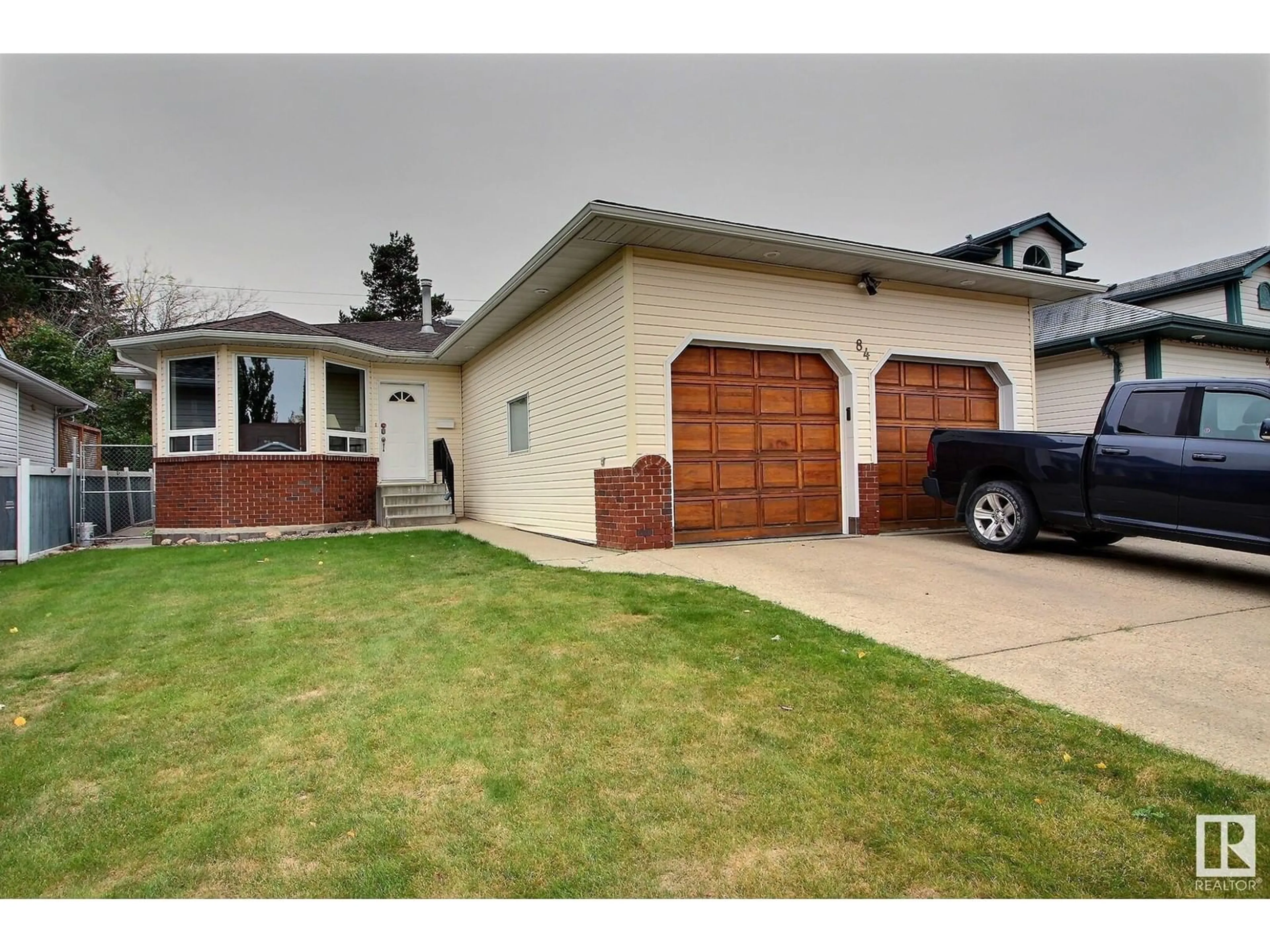 Frontside or backside of a home, the street view for 84 WOODSIDE CR, Spruce Grove Alberta T7X3E6