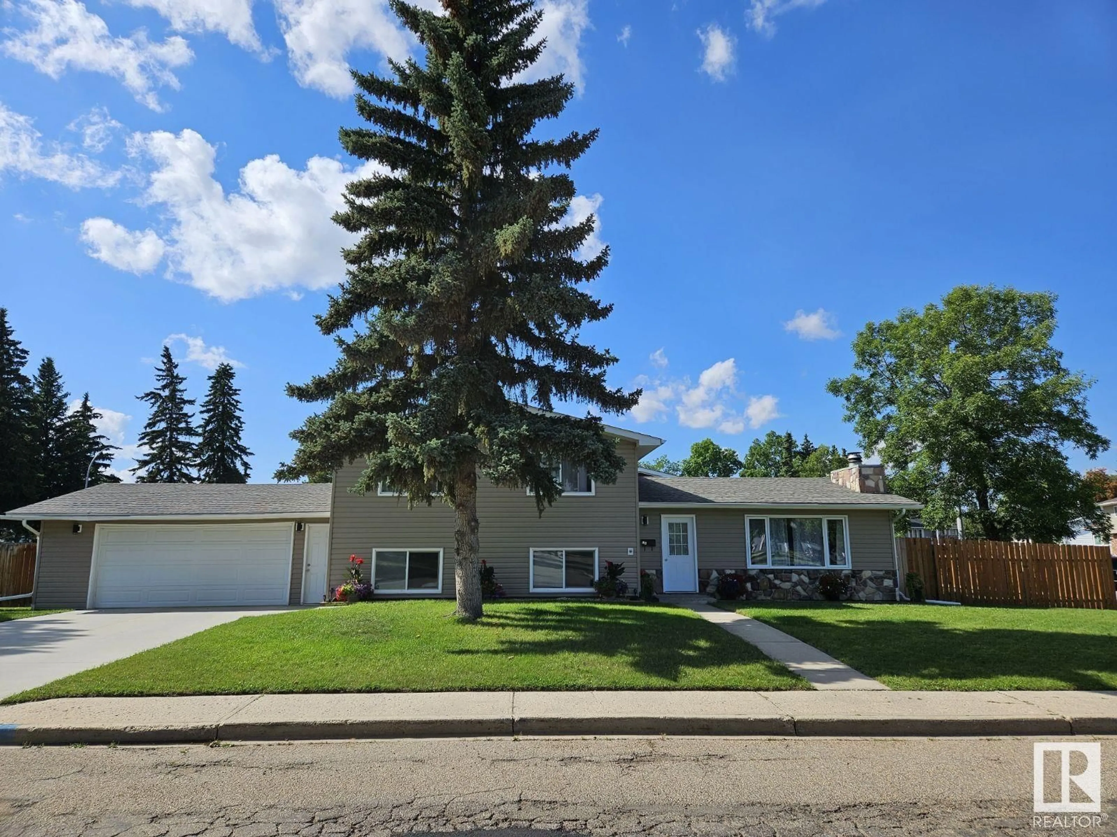 Frontside or backside of a home, the street view for 104 OAK DR, Wetaskiwin Alberta T9A2E7