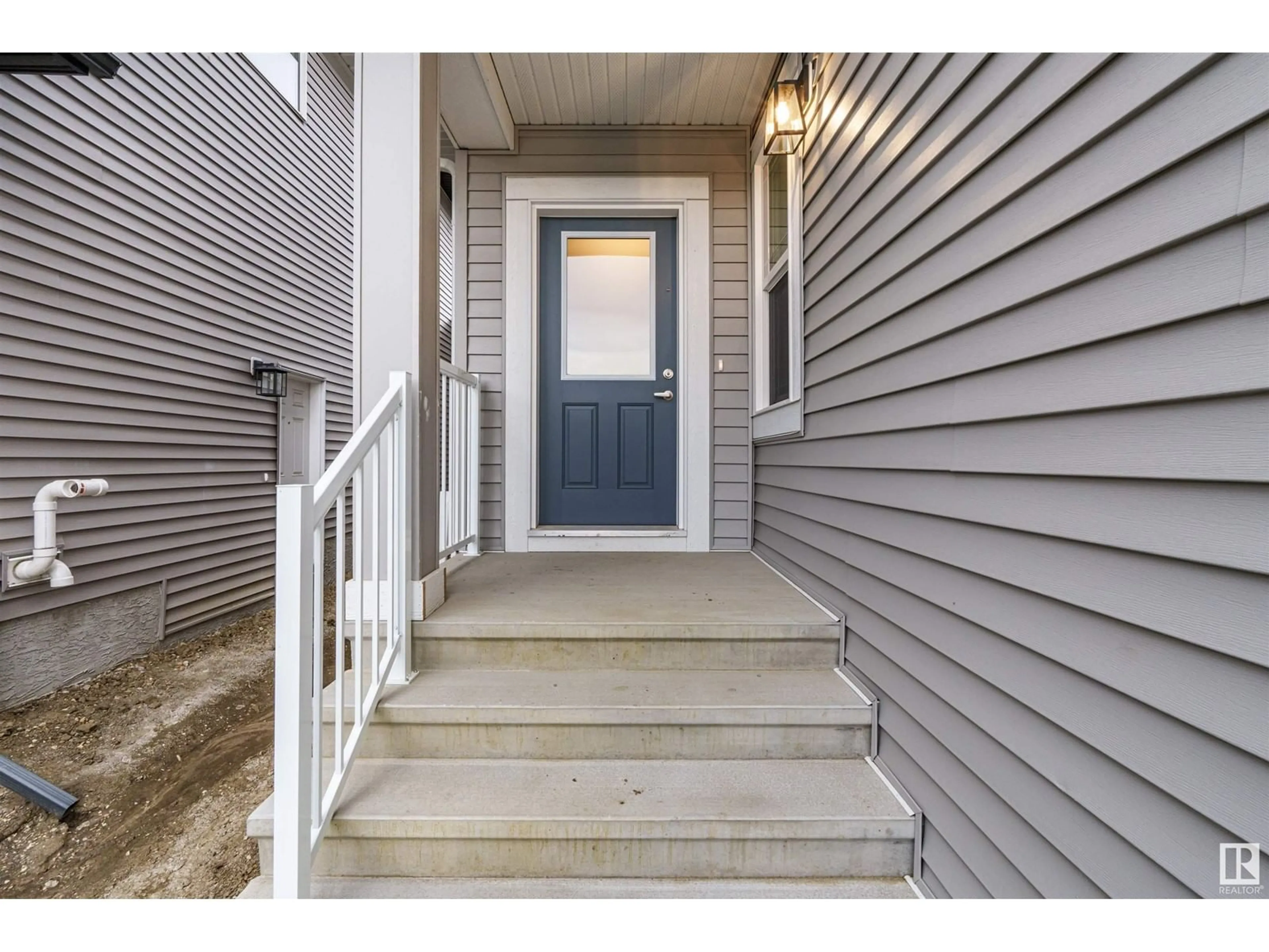 Indoor entryway, wood floors for 1652 13 ST NW, Edmonton Alberta T6T2N5