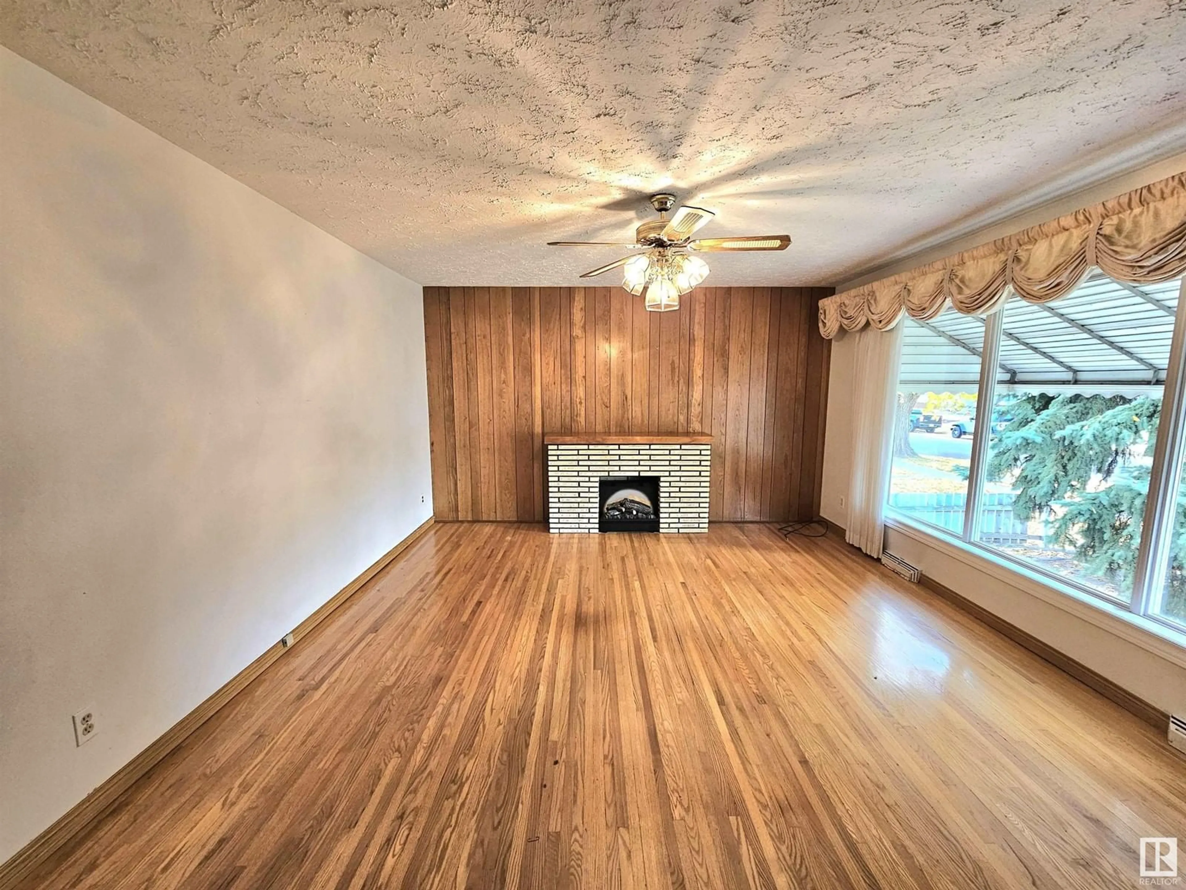 A pic of a room, wood floors for 3606 112 AV NW, Edmonton Alberta T5W0M4