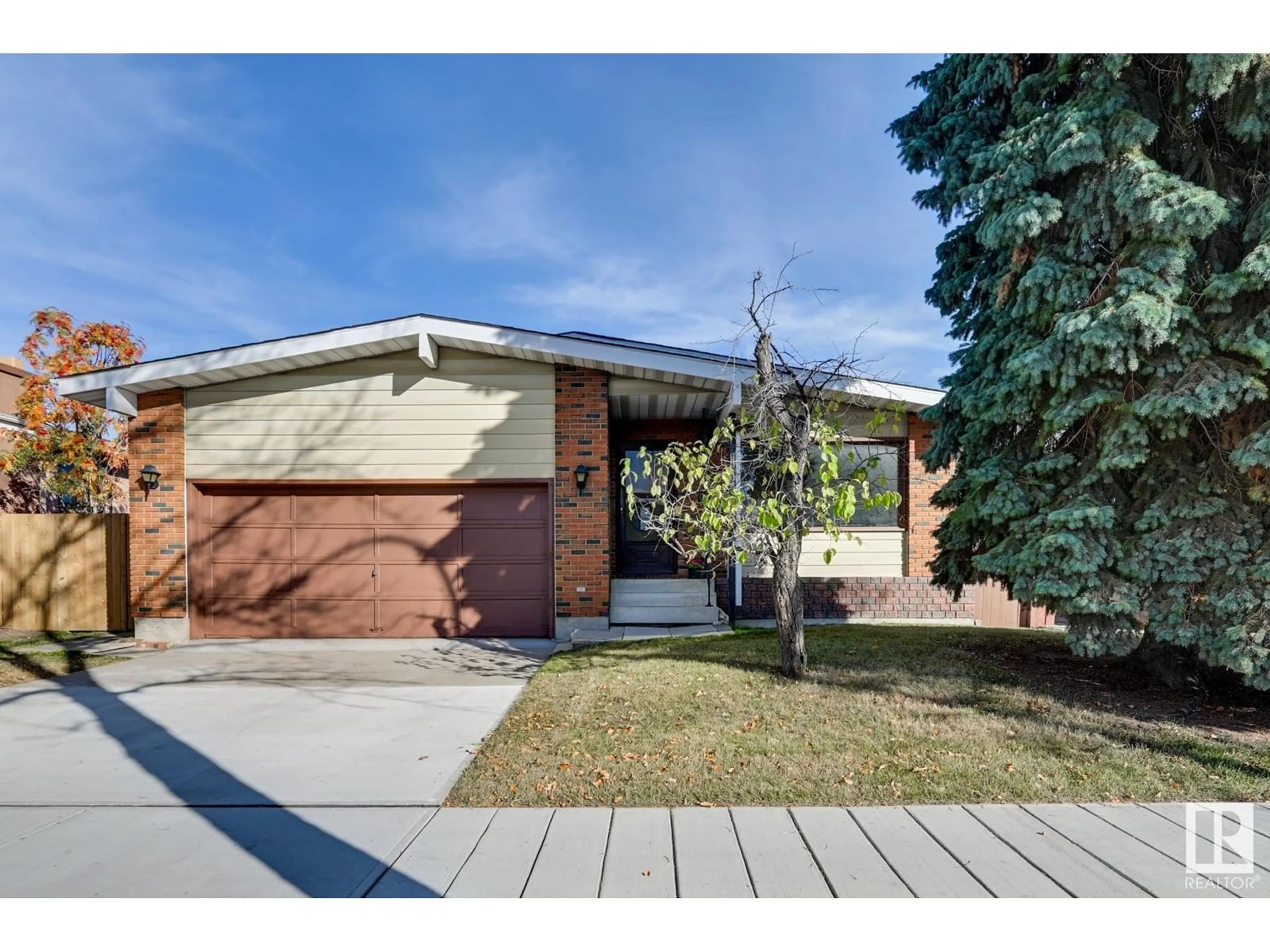 Frontside or backside of a home, the street view for 11212 BEAUMARIS RD NW, Edmonton Alberta T5X1Z7